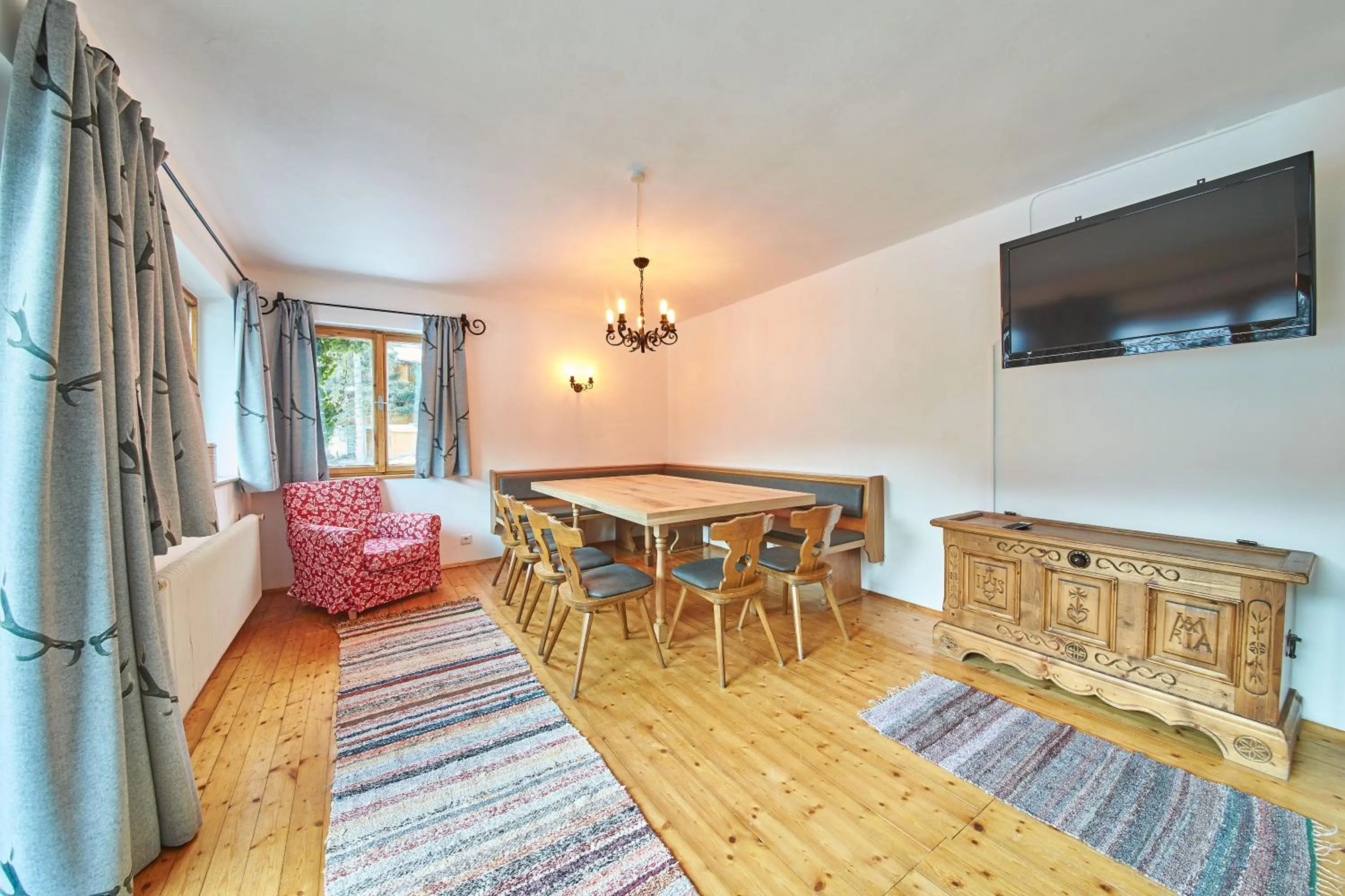 Communal lounge/ TV room in Ferienhaus Oberlengau