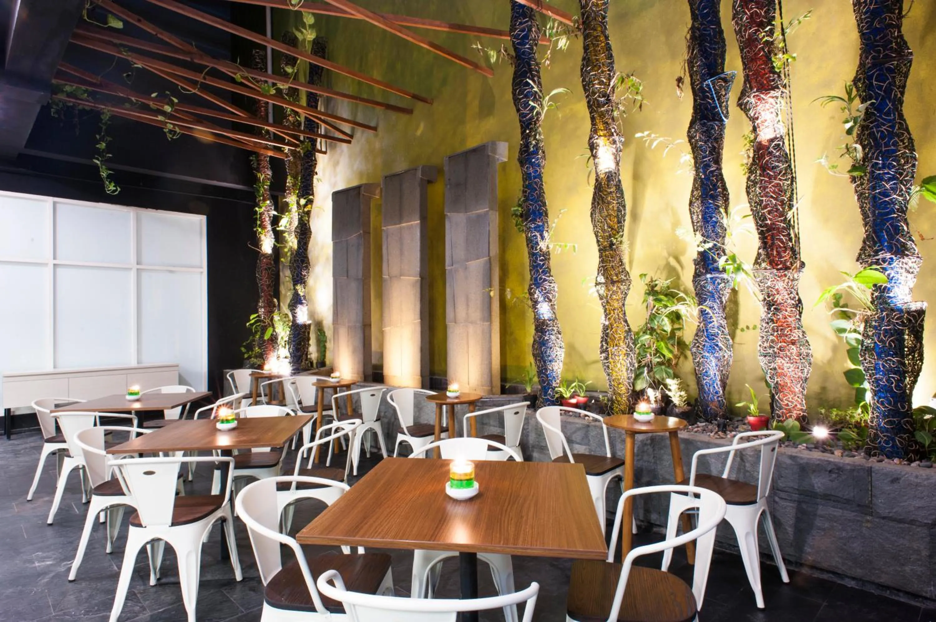 Restaurant/places to eat in MaxOneHotels at Dharmahusada Surabaya