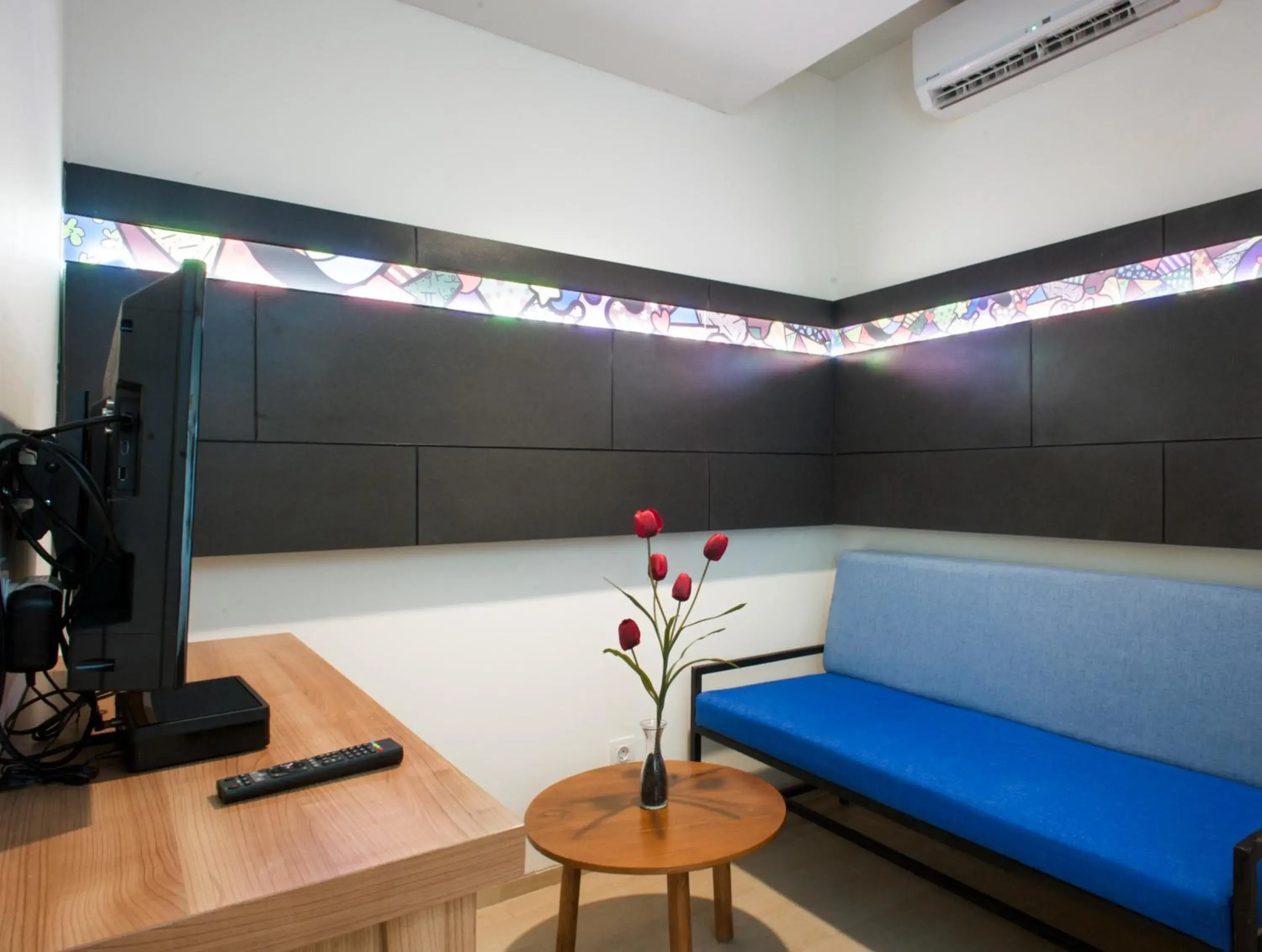 Living room in MaxOneHotels at Dharmahusada Surabaya Living room in MaxOneHotels at Dharmahusada Surabaya