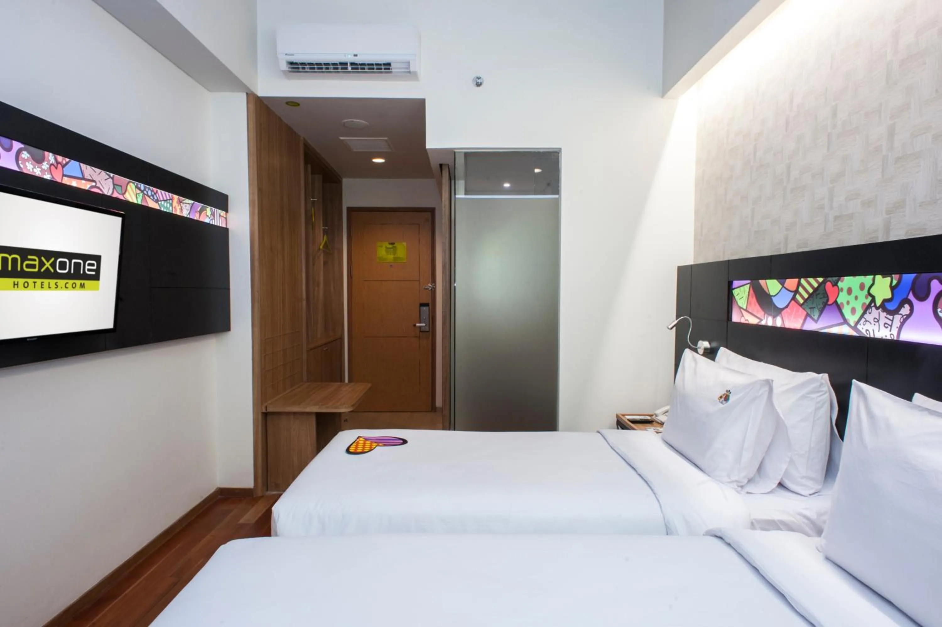 Bathroom, Bed in MaxOneHotels at Dharmahusada Surabaya
