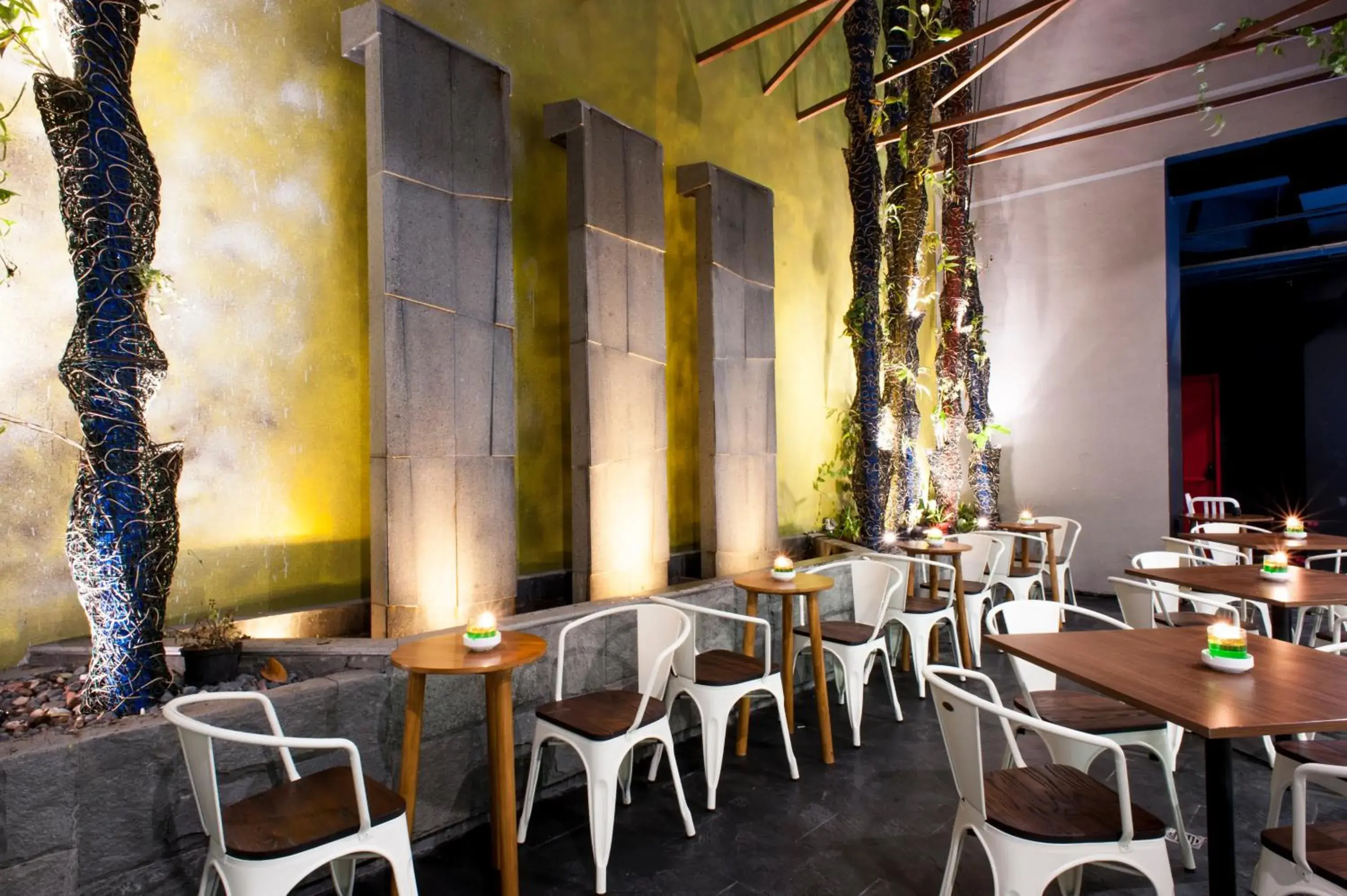 Restaurant/places to eat in MaxOneHotels at Dharmahusada Surabaya Restaurant/places to eat in MaxOneHotels at Dharmahusada Surabaya