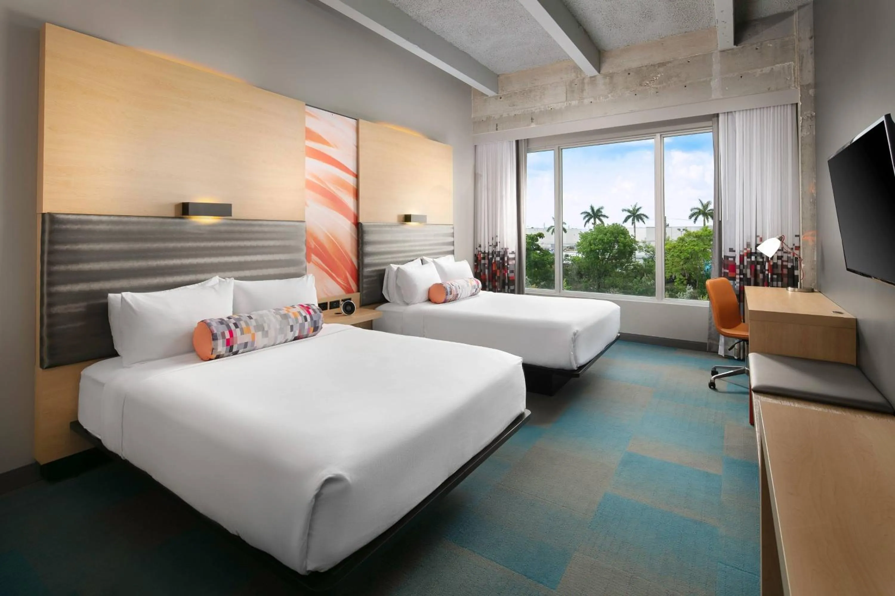 Photo of the whole room, Bed in Aloft Miami Airport