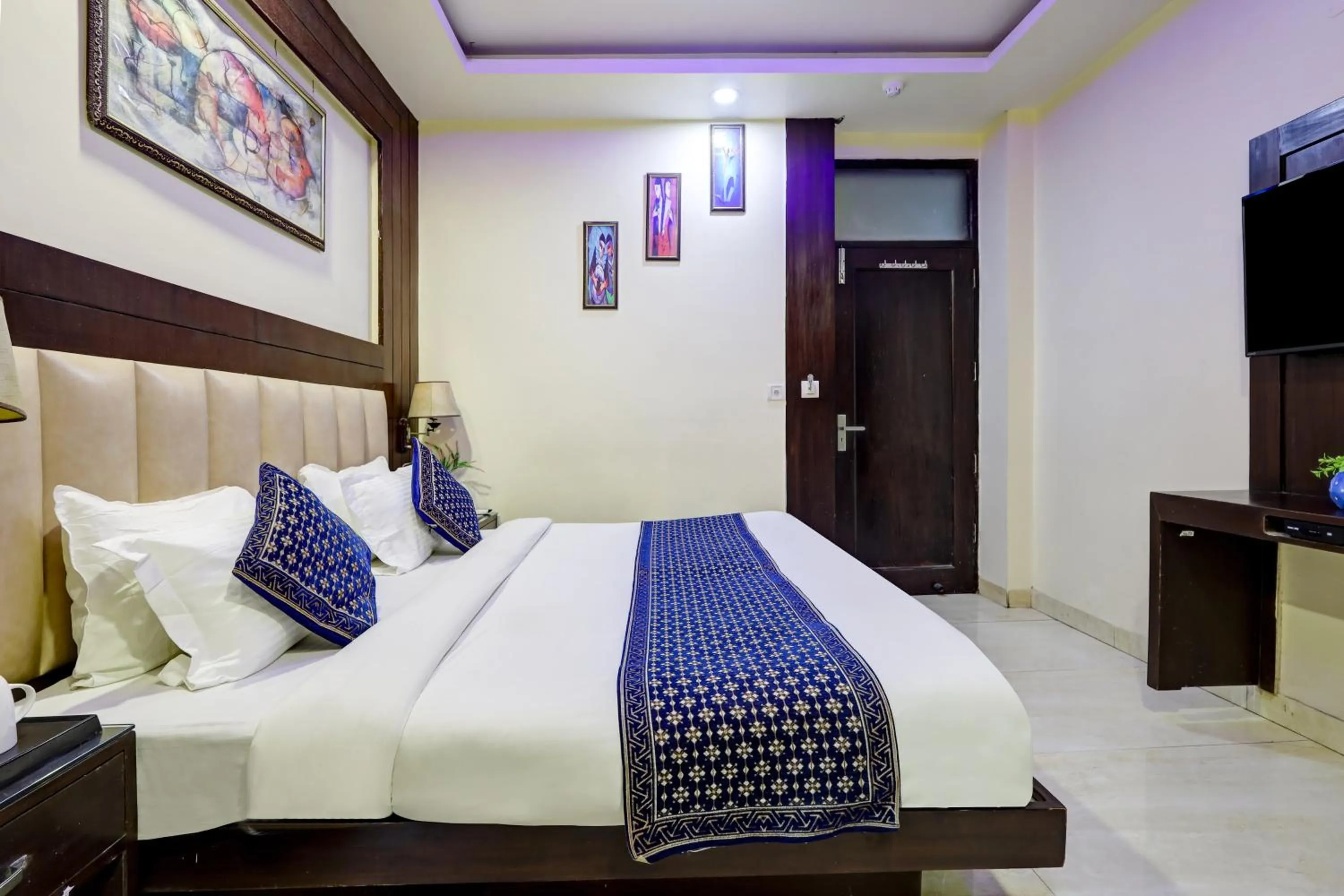 Bedroom, Bed in Hotel Tashkent Palace - Walk in from New Delhi Station & Metro Station