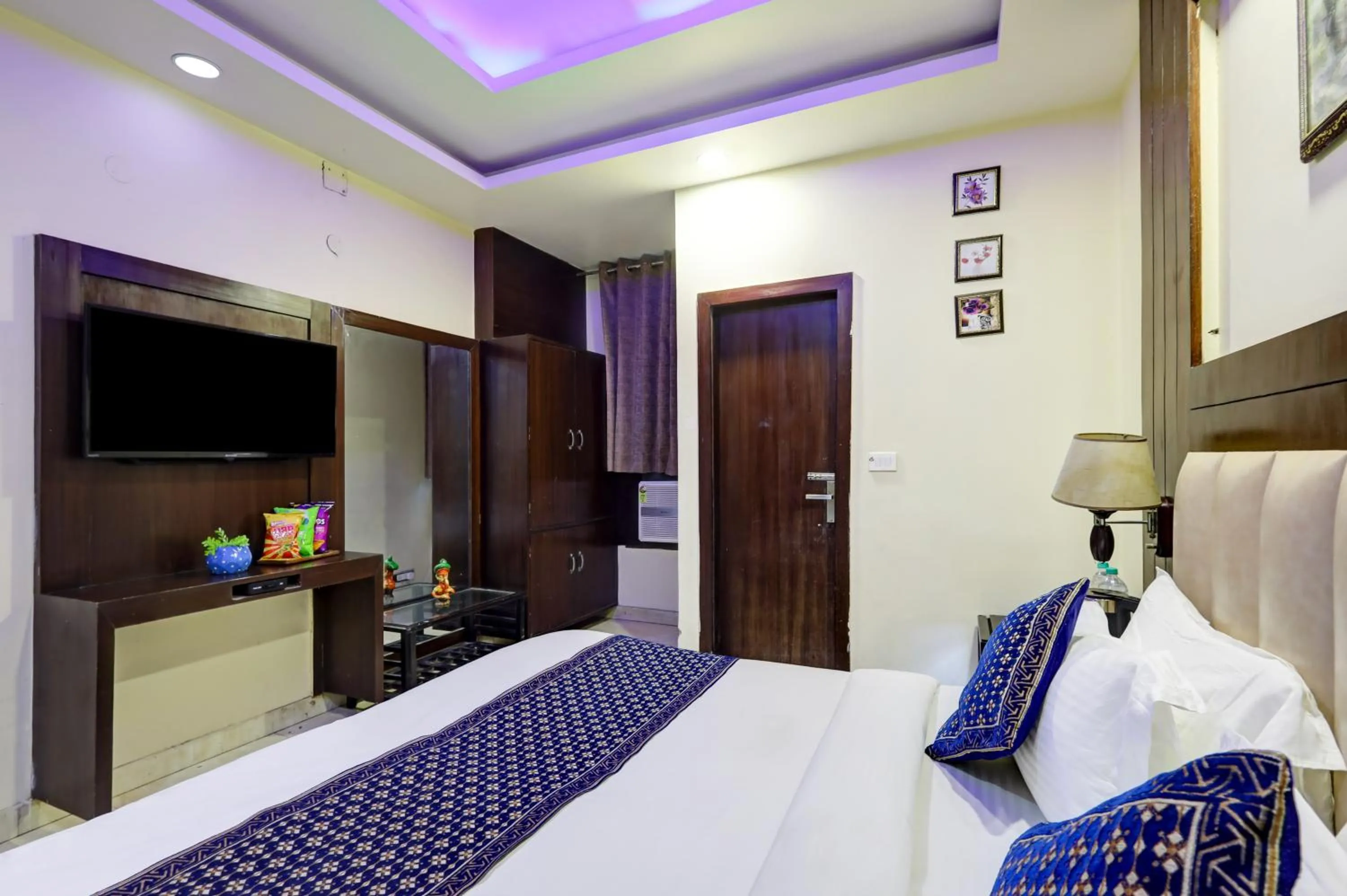 Bedroom, Bed in Hotel Tashkent Palace - Walk in from New Delhi Station & Metro Station