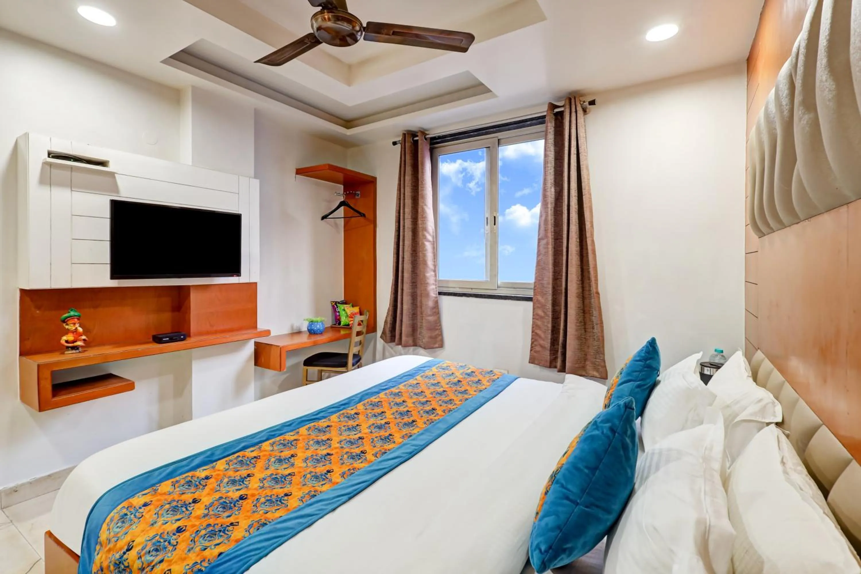 Bedroom, Bed in Hotel Tashkent Palace - Walk in from New Delhi Station & Metro Station