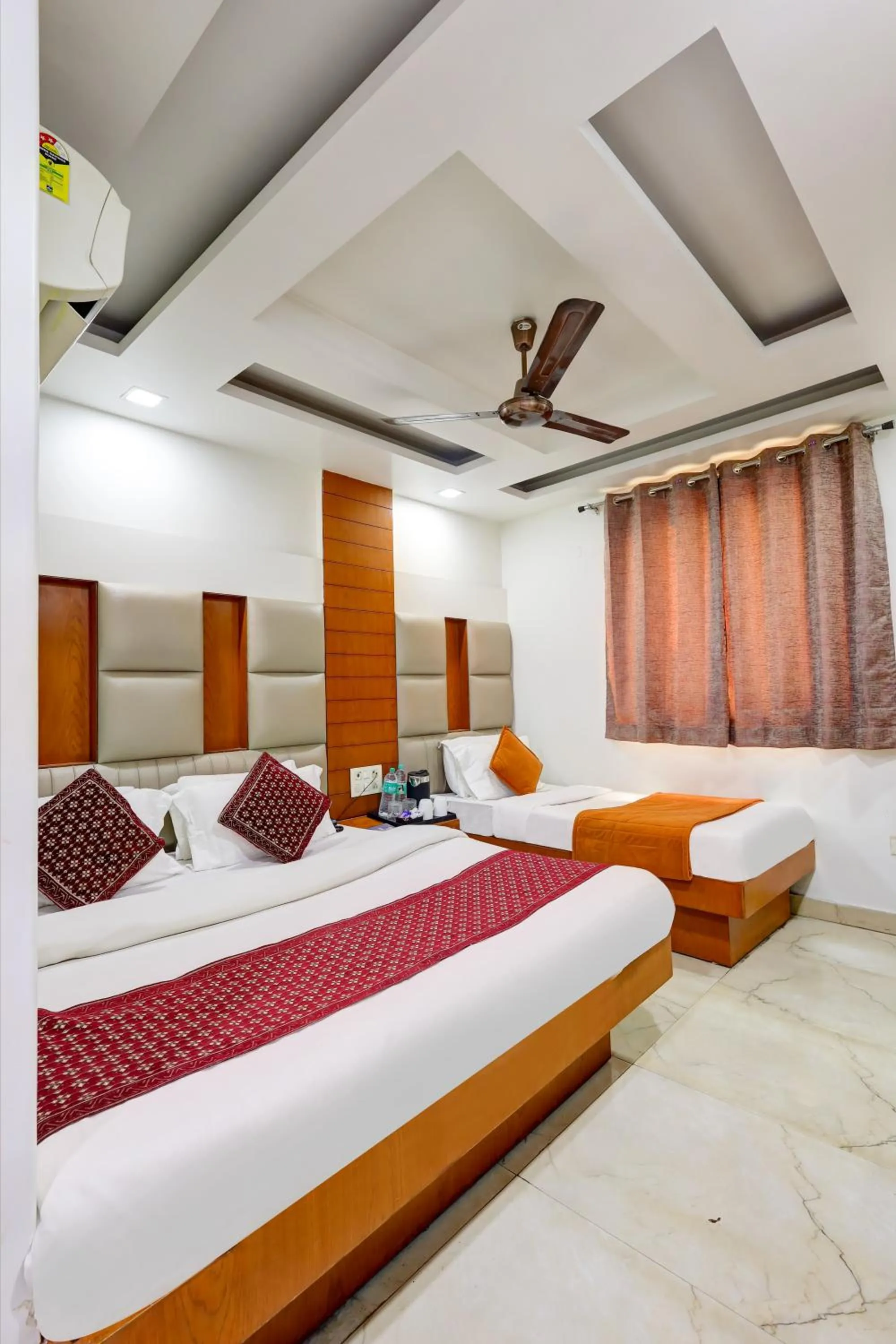 Bedroom, Bed in Hotel Tashkent Palace - Walk in from New Delhi Station & Metro Station
