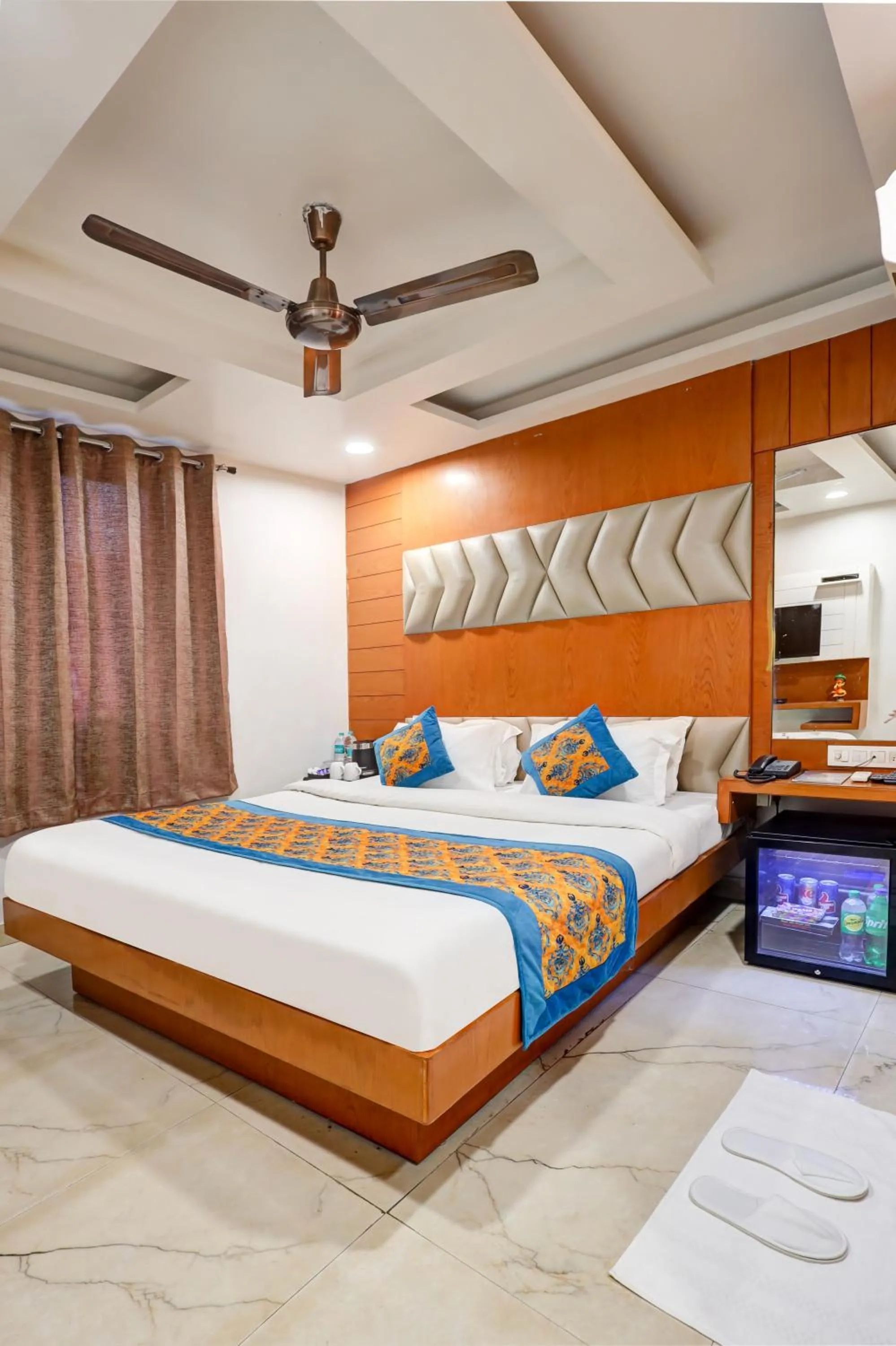 Bedroom, Bed in Hotel Tashkent Palace - Walk in from New Delhi Station & Metro Station