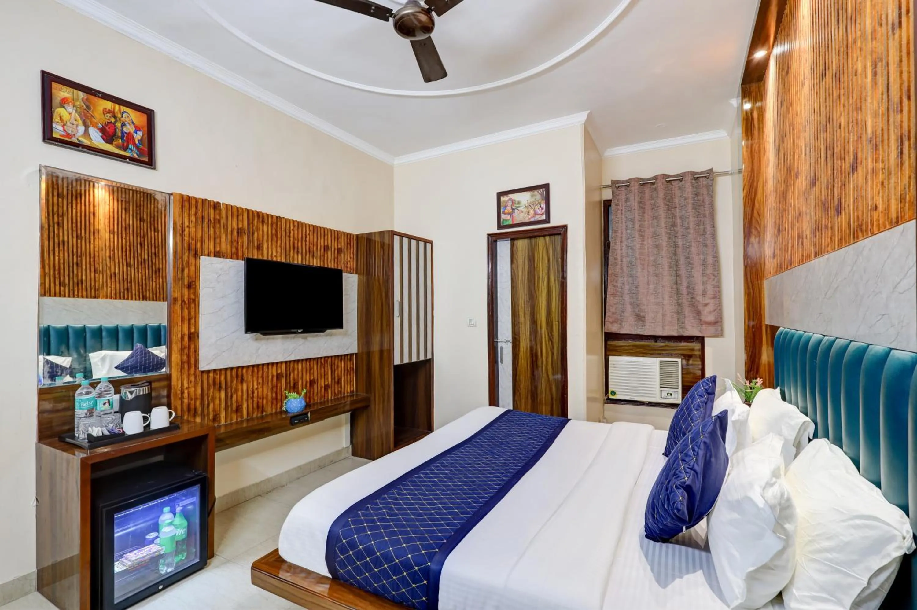 Bedroom, Bed in Hotel Tashkent Palace - Walk in from New Delhi Station & Metro Station