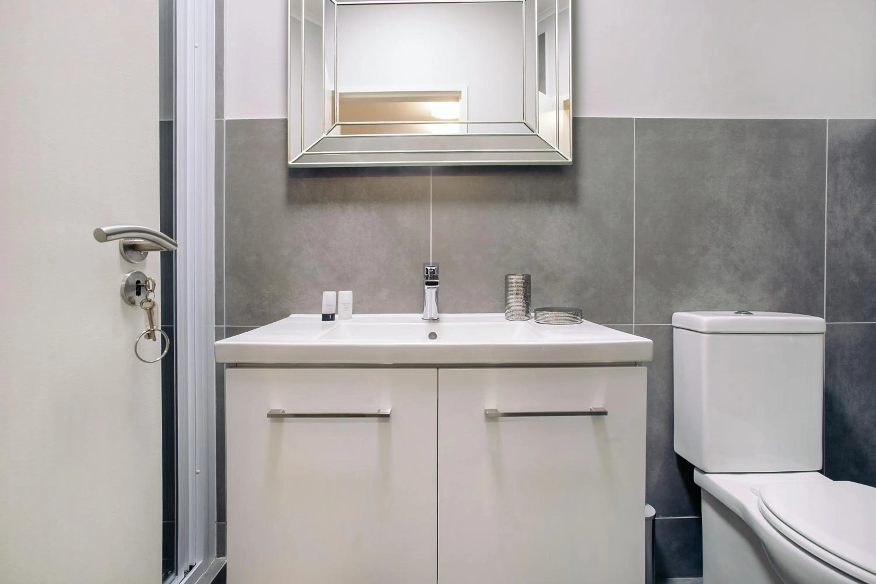 Toilet in Superior Apartment Mayfair