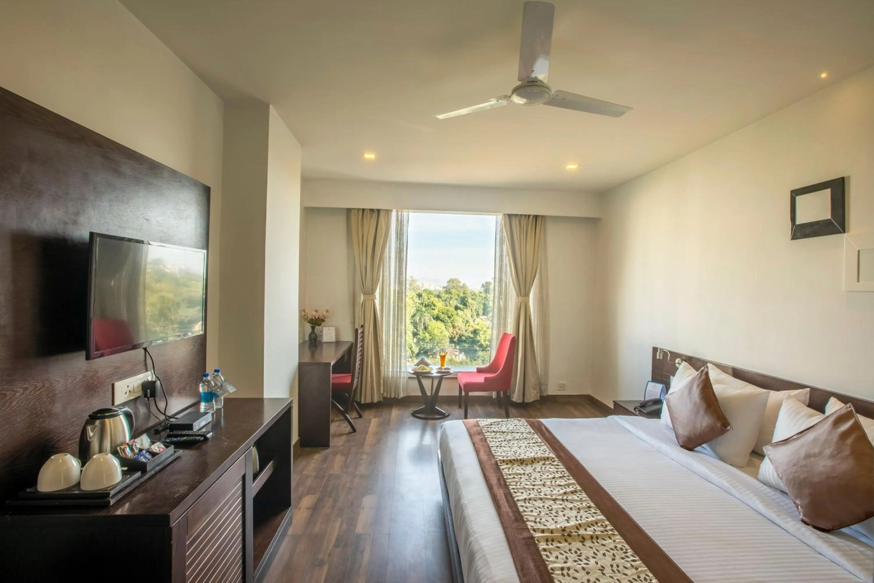 Communal lounge/ TV room, Bed in Hotel Mumbai House