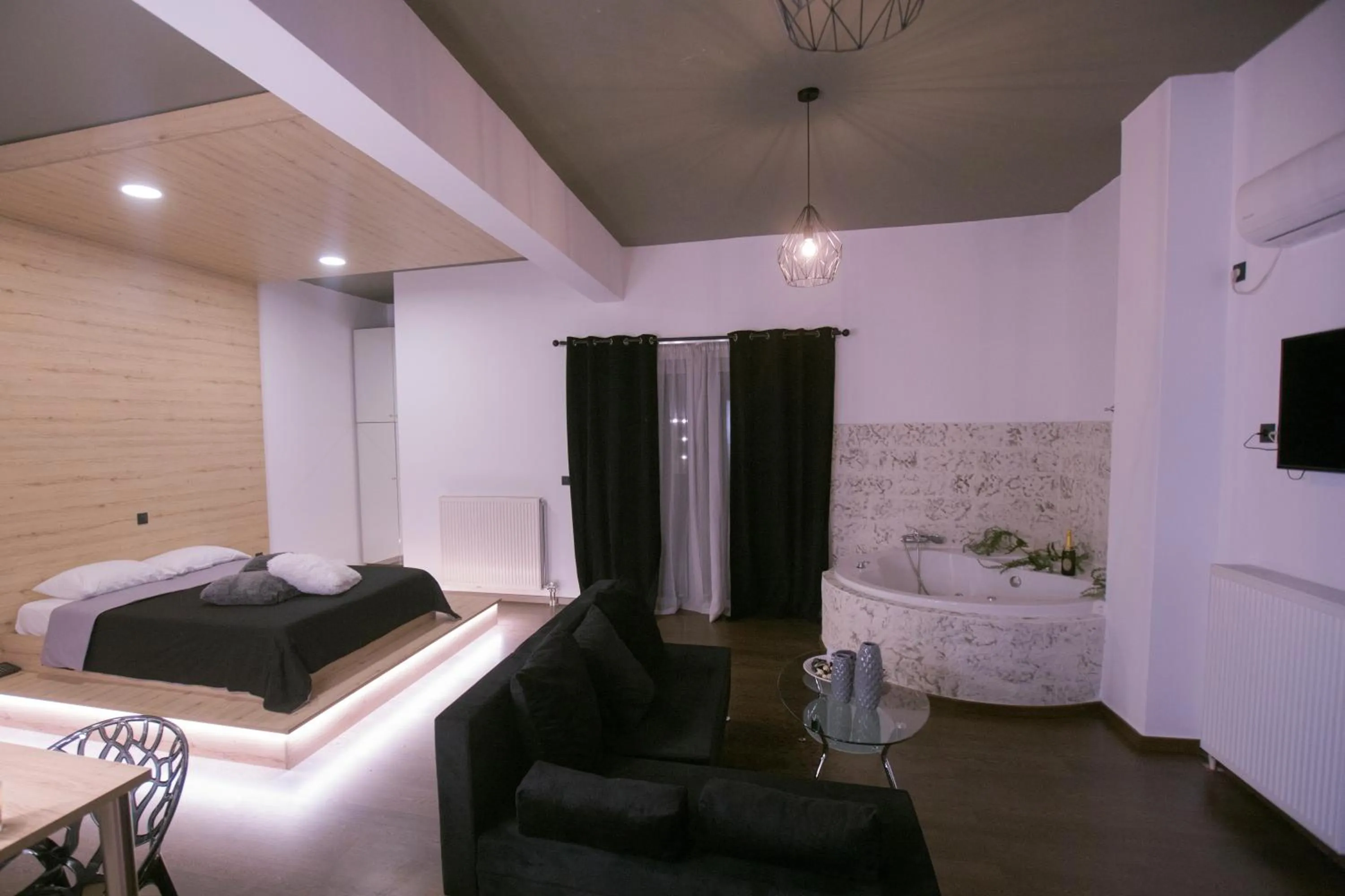 Balcony/Terrace, Bed in Cavallari Palace Hotel Suites