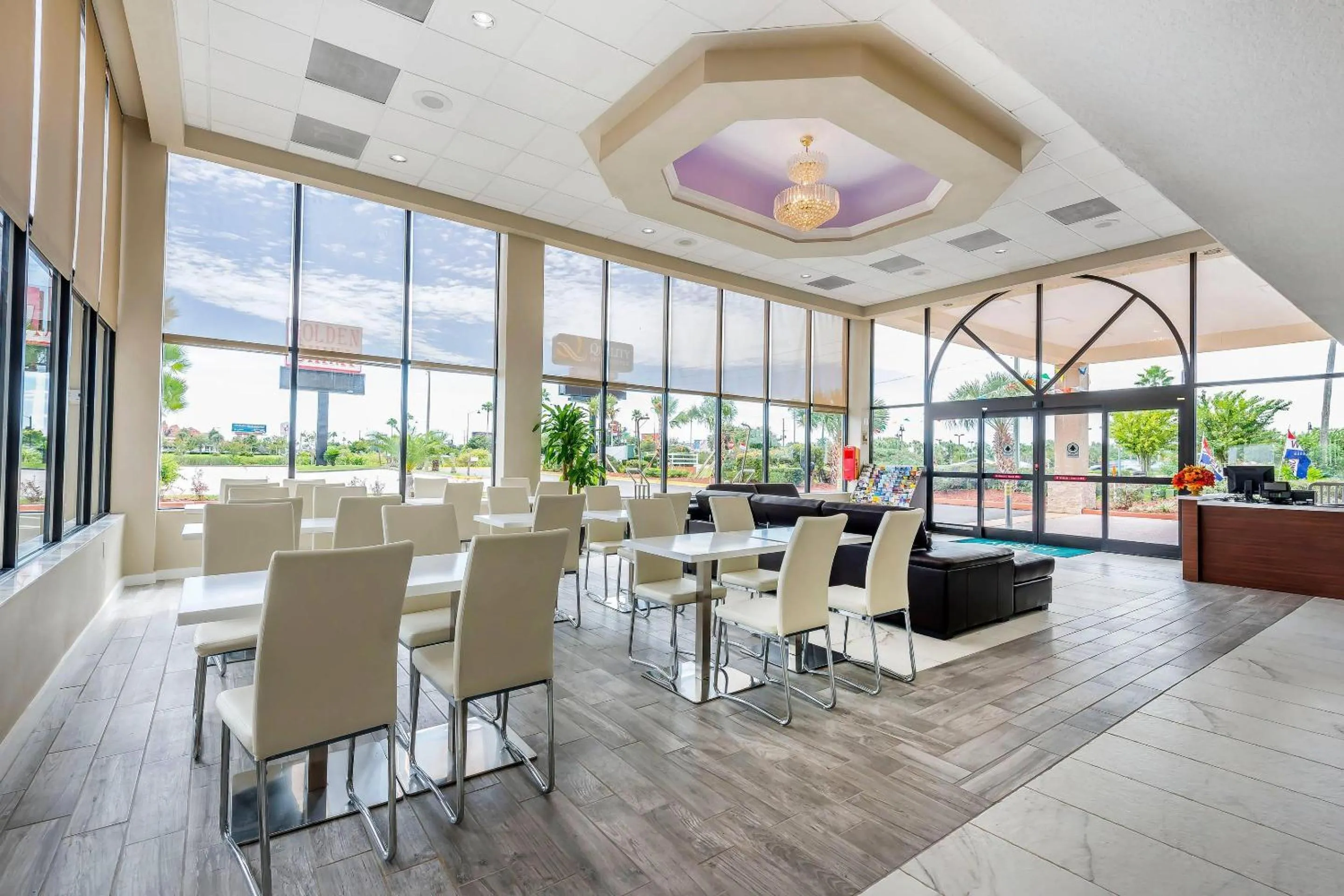 Lobby or reception in Quality Inn & Suites Kissimmee by The Lake - Free Shuttle to Theme Parks