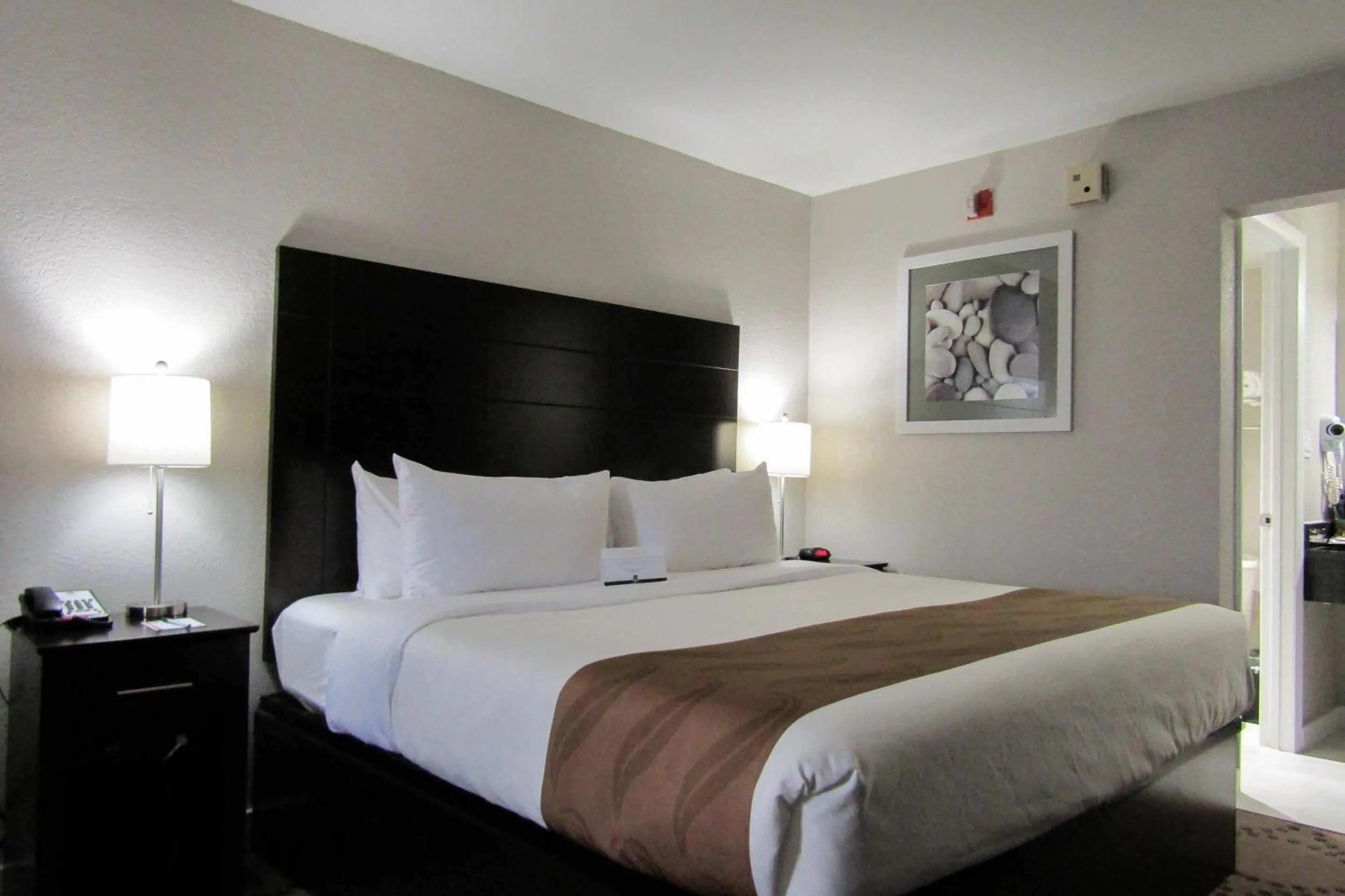 Bedroom, Bed in Quality Inn & Suites Kissimmee by The Lake - Free Shuttle to Theme Parks