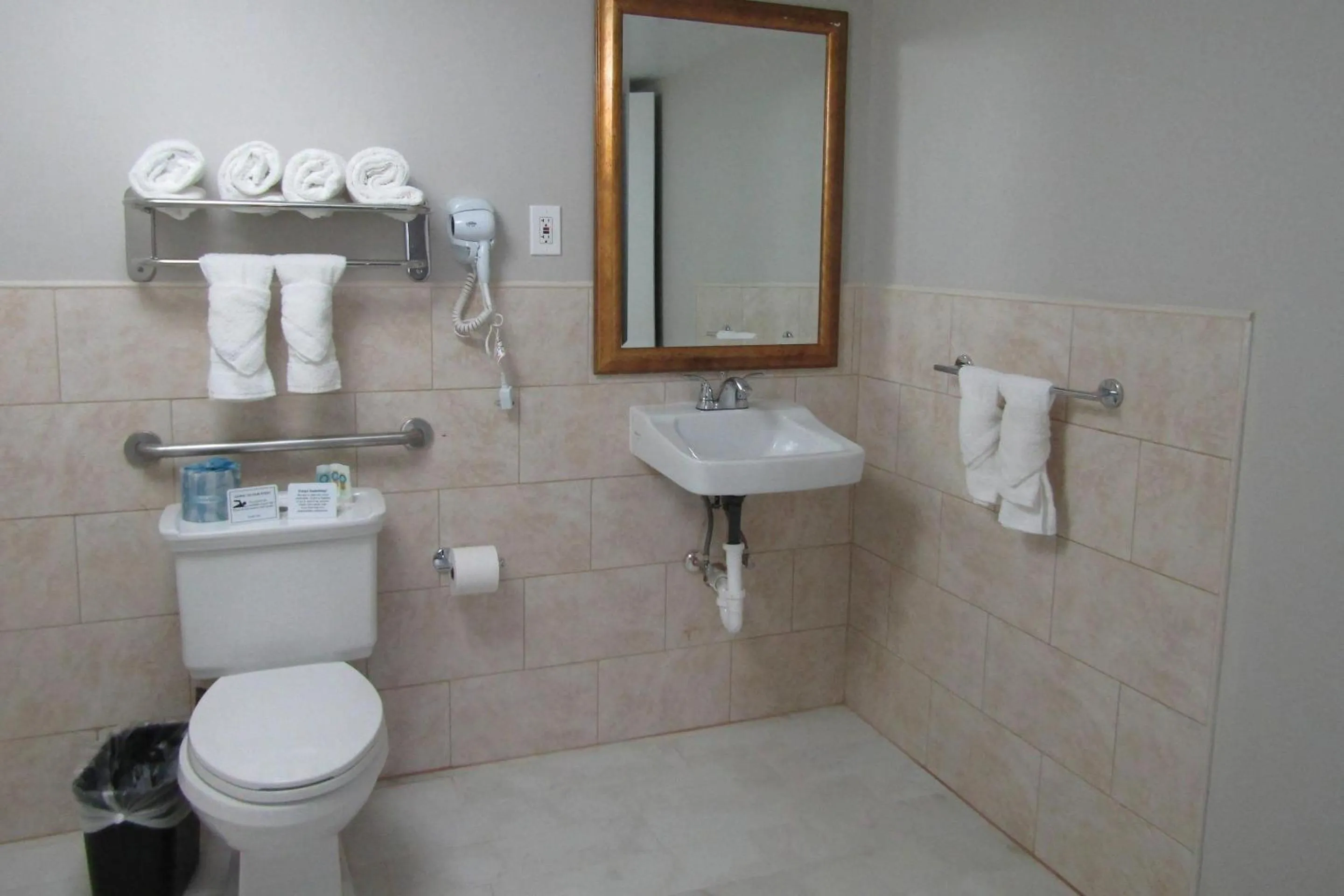 Bedroom in Quality Inn & Suites Kissimmee by The Lake - Free Shuttle to Theme Parks