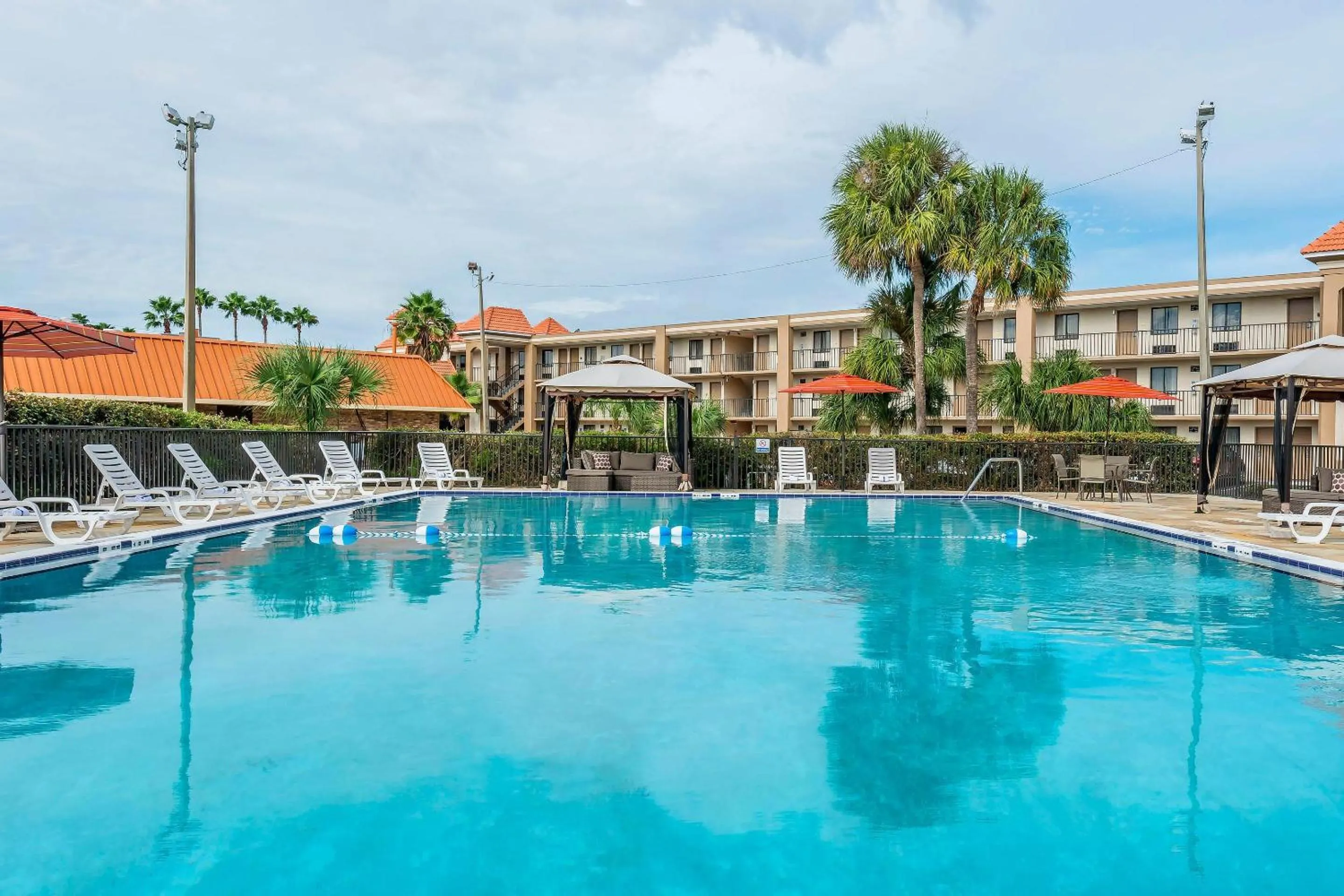 Swimming pool in Quality Inn & Suites Kissimmee by The Lake