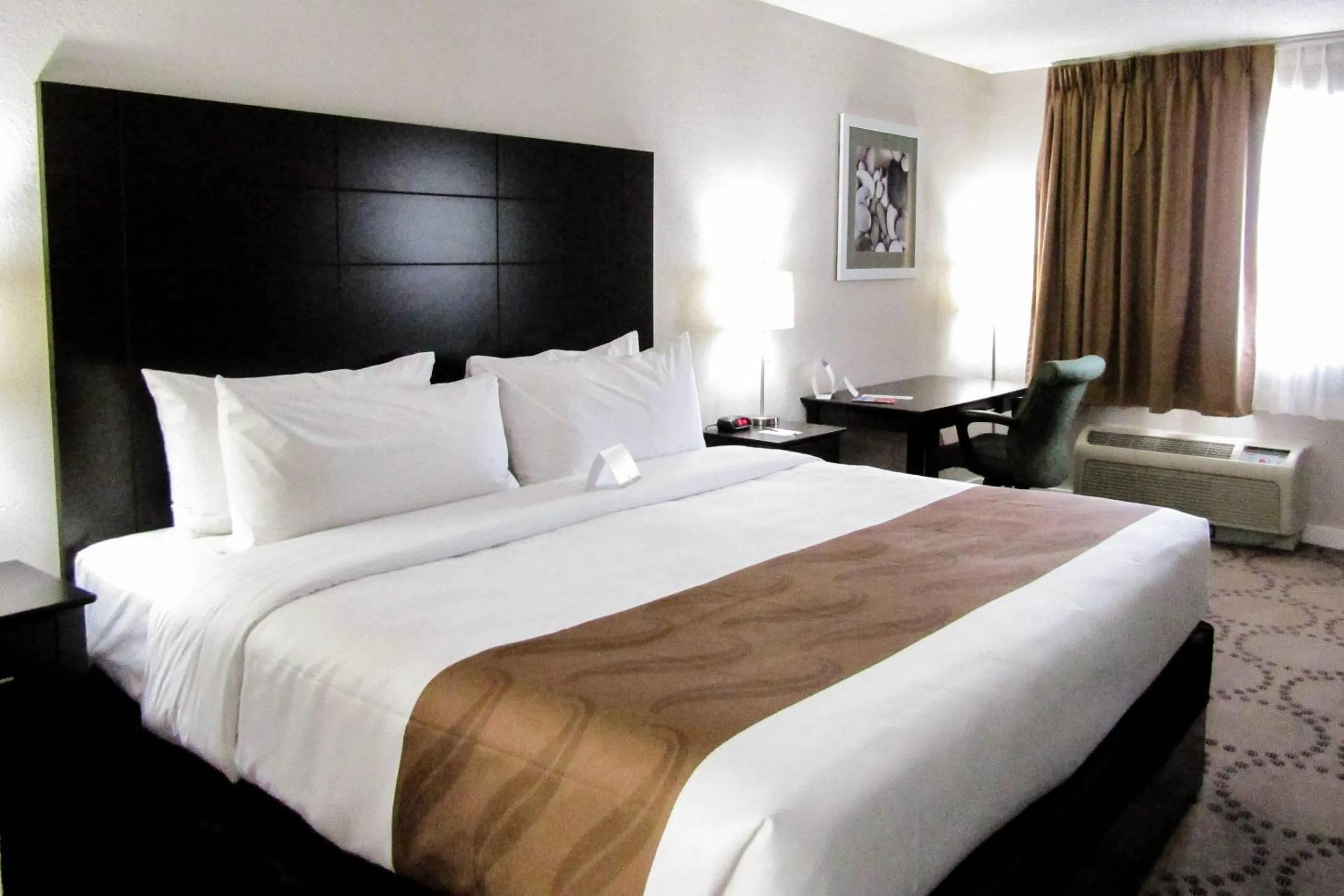 Bedroom, Bed in Quality Inn & Suites Kissimmee by The Lake - Free Shuttle to Theme Parks