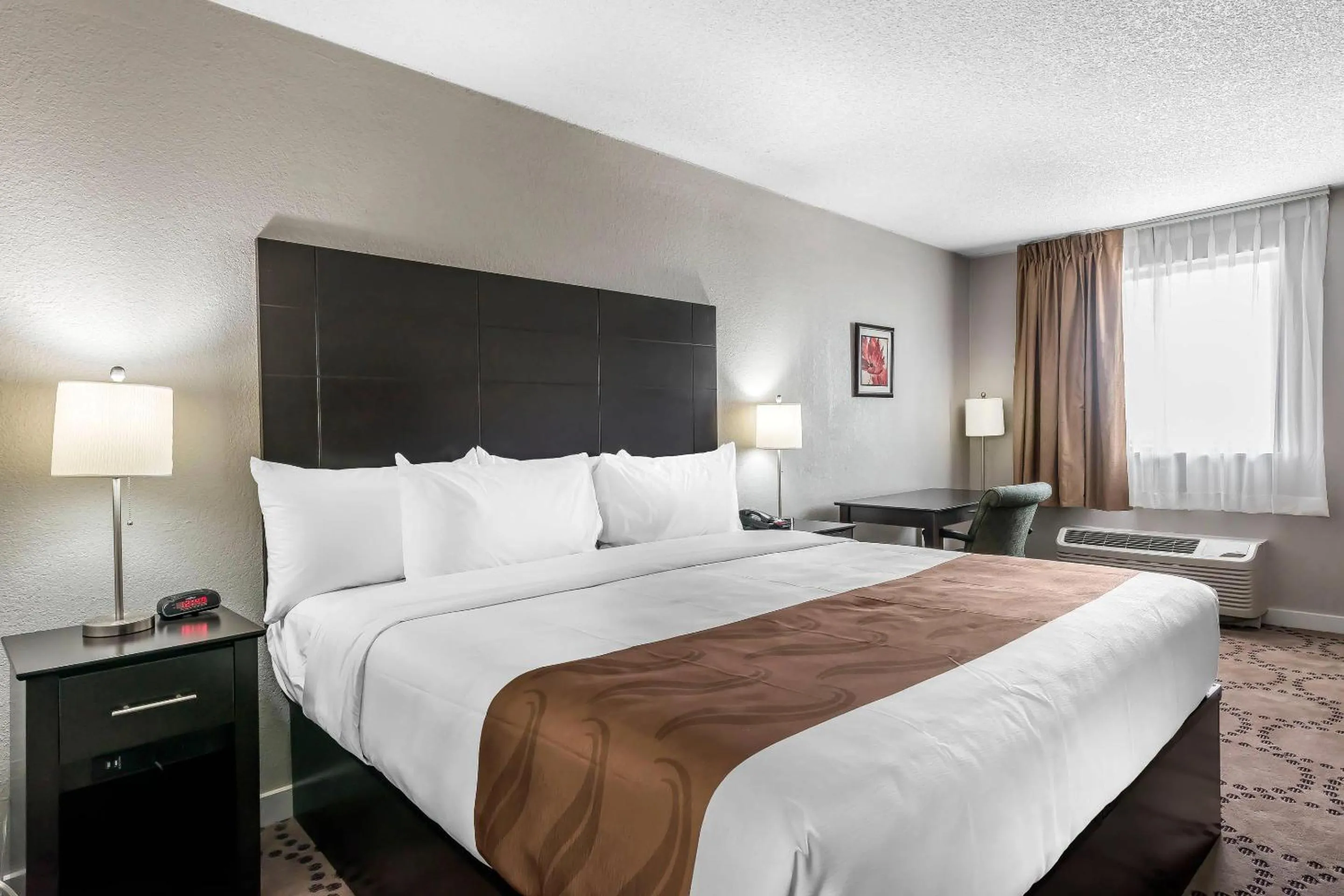 Bedroom, Bed in Quality Inn & Suites Kissimmee by The Lake - Free Shuttle to Theme Parks
