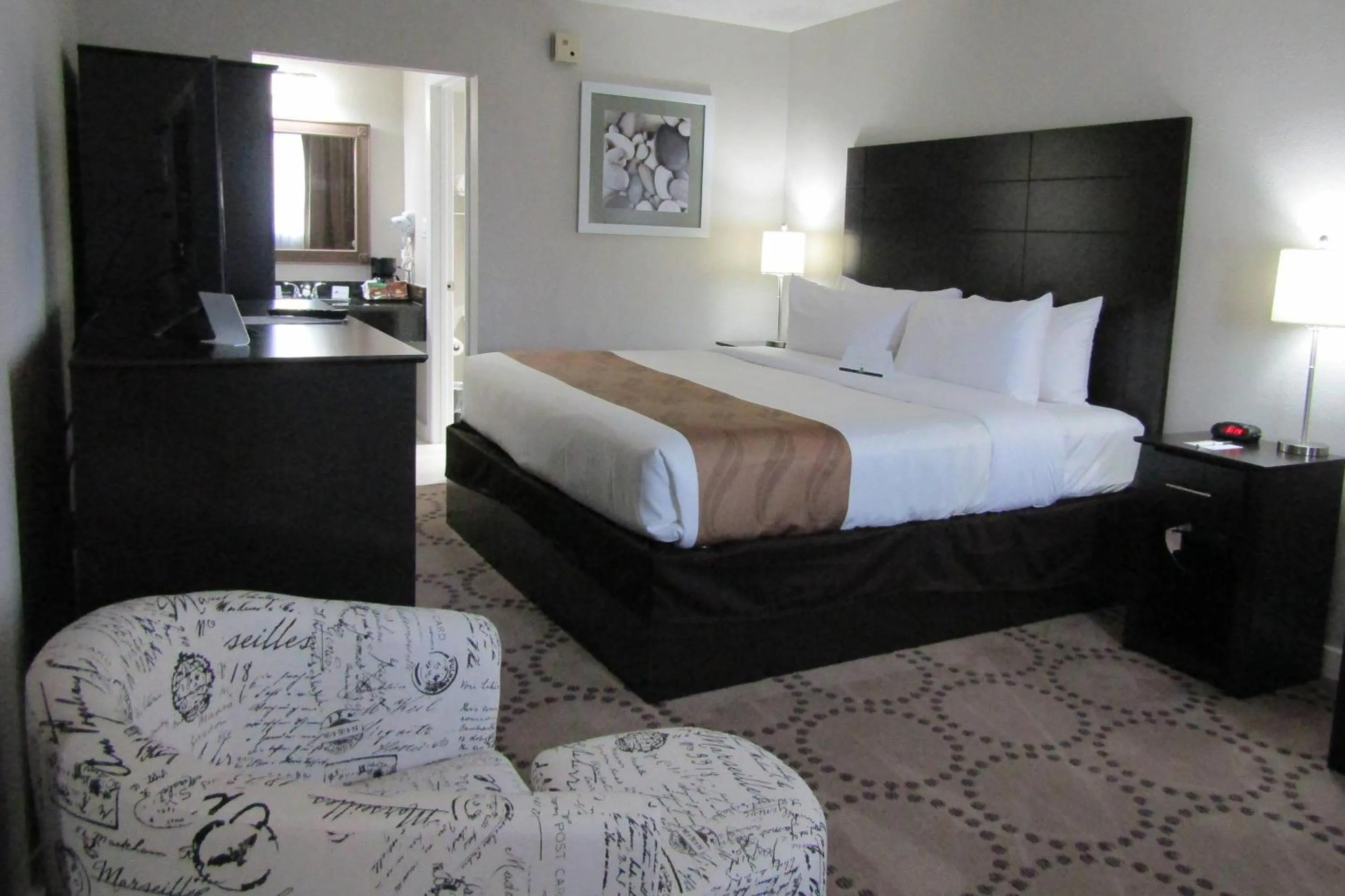 Bedroom, Bed in Quality Inn & Suites Kissimmee by The Lake - Free Shuttle to Theme Parks