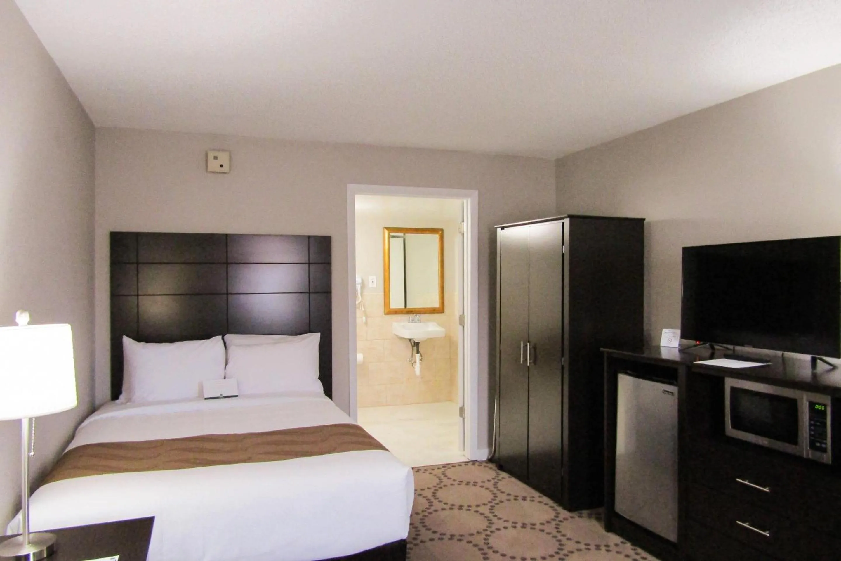 Bedroom, Bed in Quality Inn & Suites Kissimmee by The Lake - Free Shuttle to Theme Parks
