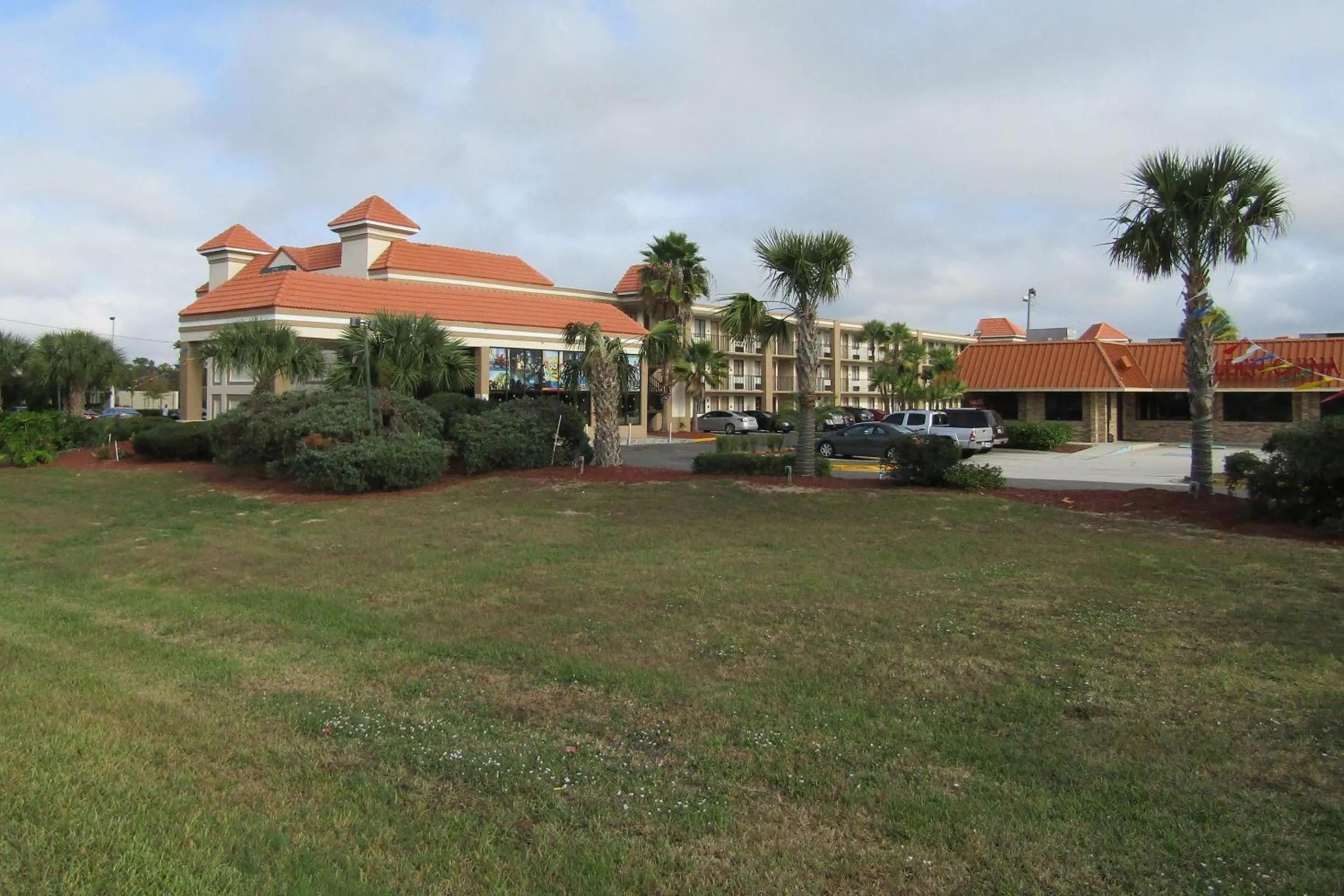 Property building in Quality Inn & Suites Kissimmee by The Lake - Free Shuttle to Theme Parks