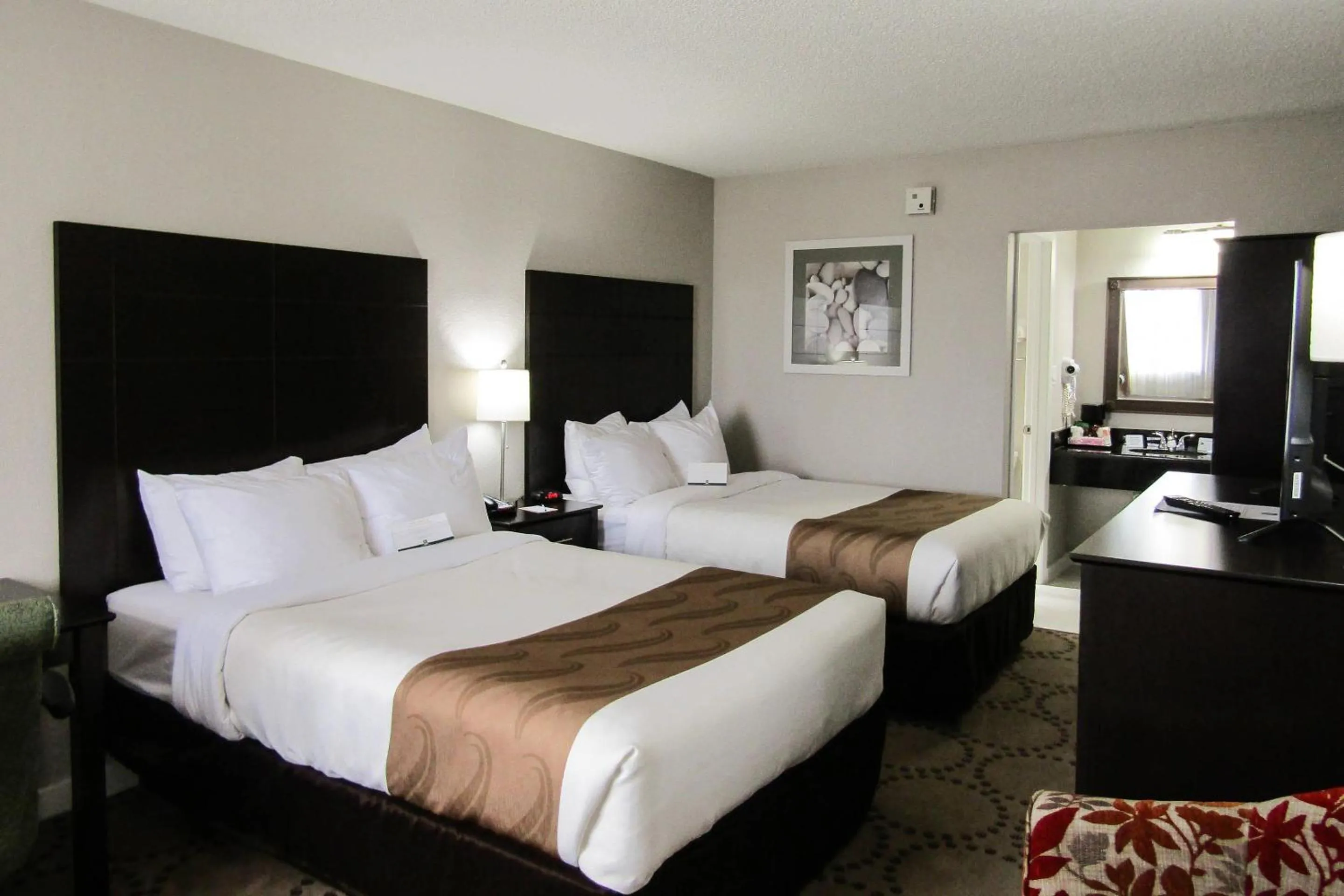 Bedroom, Bed in Quality Inn & Suites Kissimmee by The Lake - Free Shuttle to Theme Parks