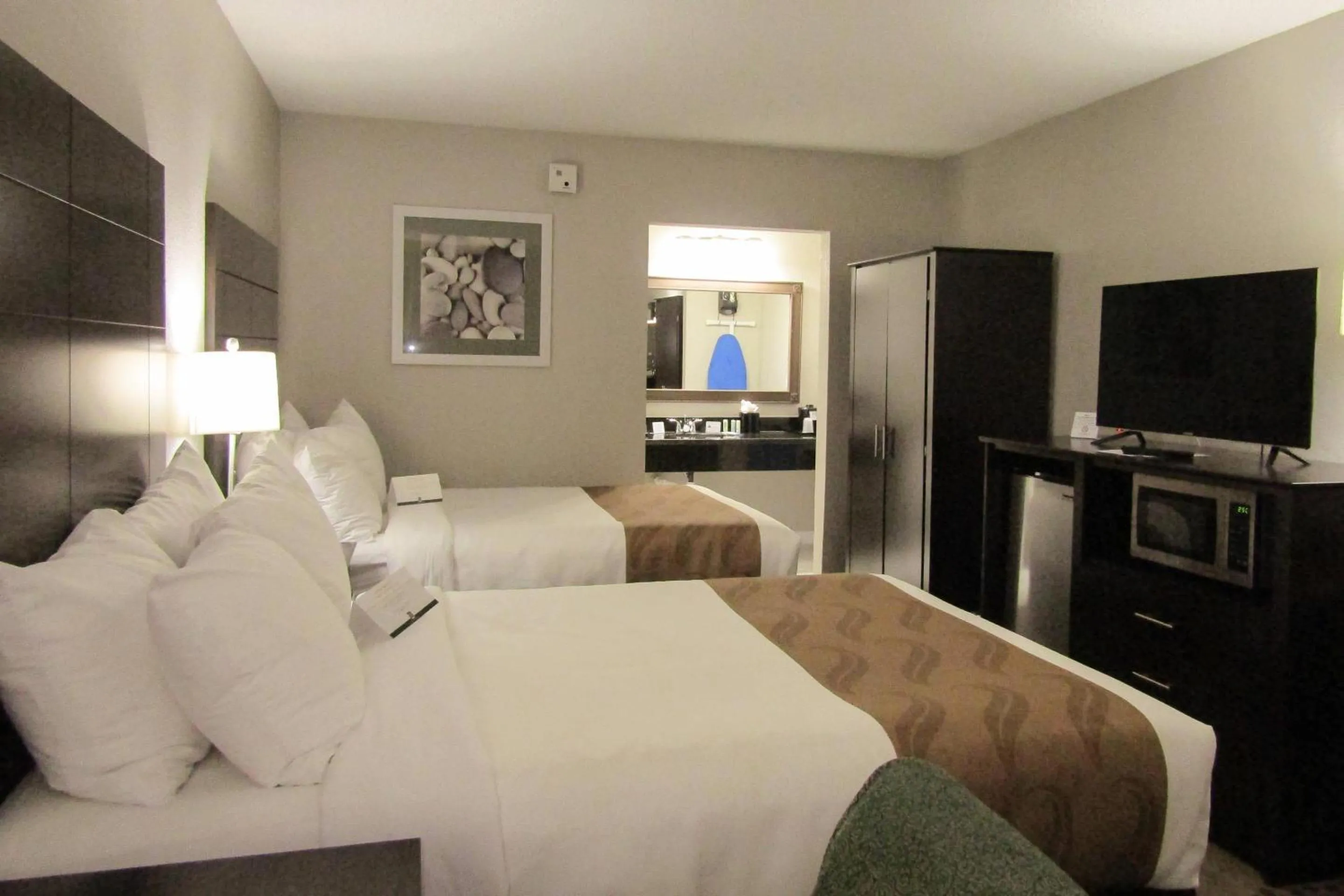 Bedroom, Bed in Quality Inn & Suites Kissimmee by The Lake - Free Shuttle to Theme Parks