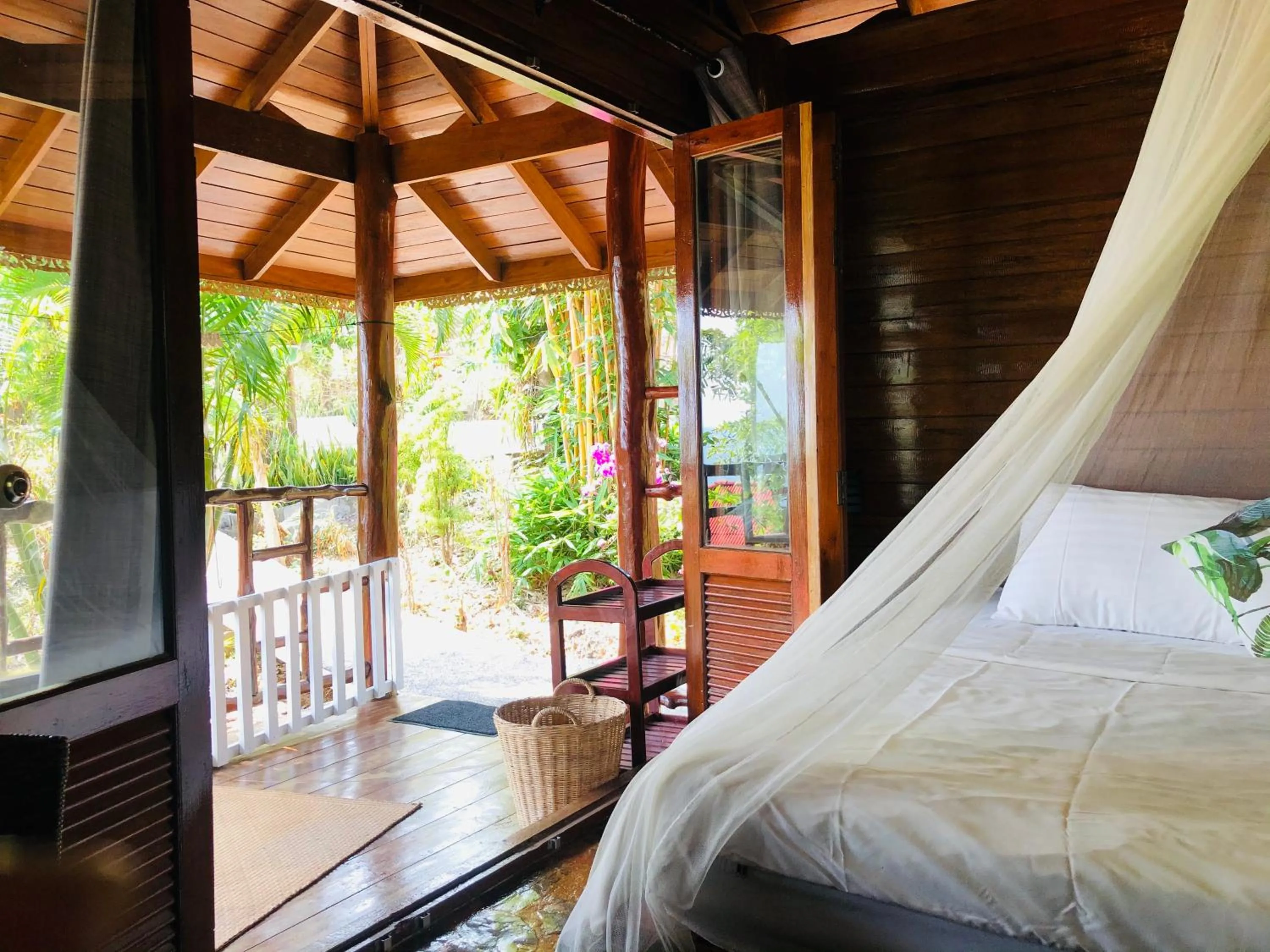 Balcony/Terrace, Bed in Oon Lee Bungalows