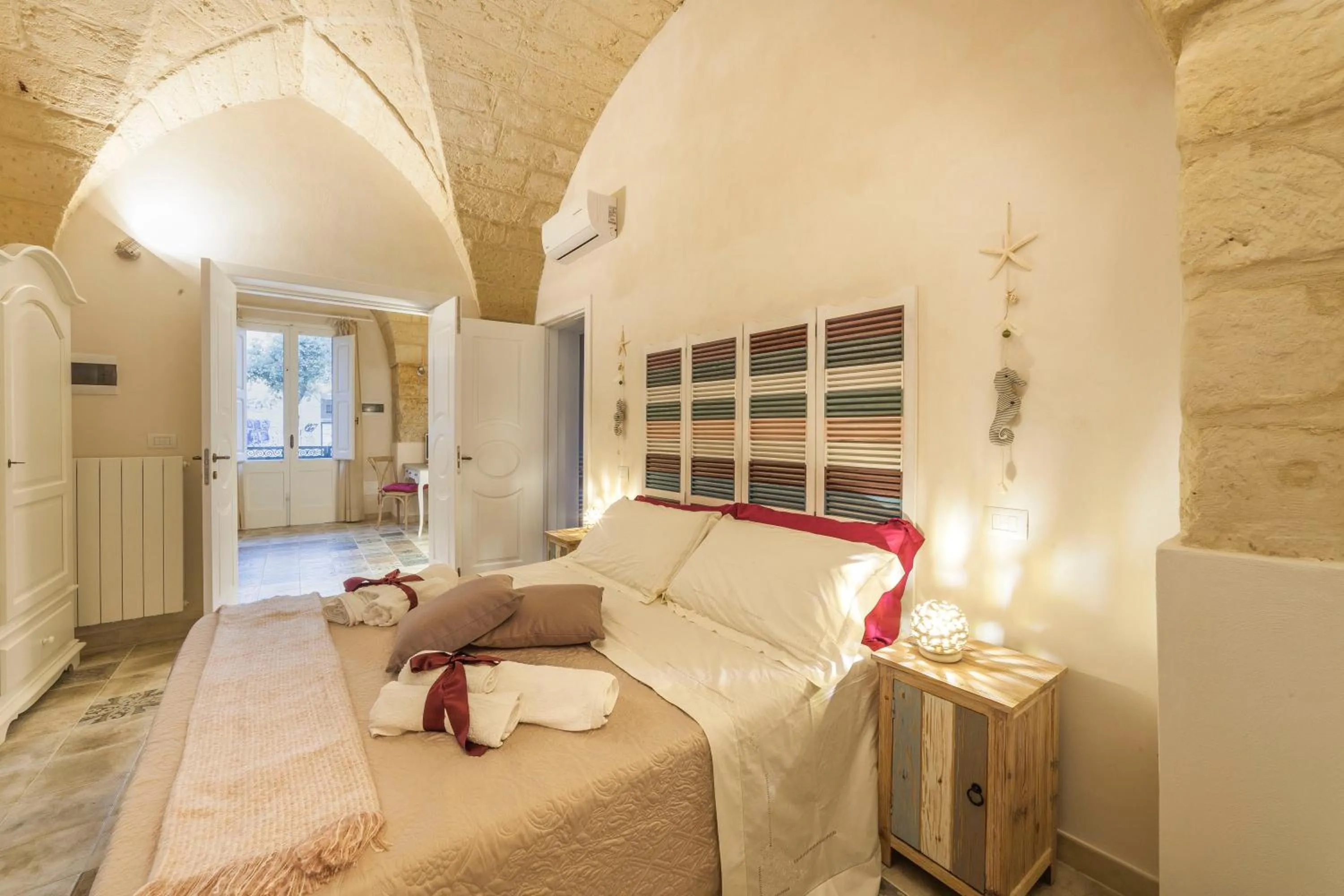 Photo of the whole room, Bed in La Luna In Cortile
