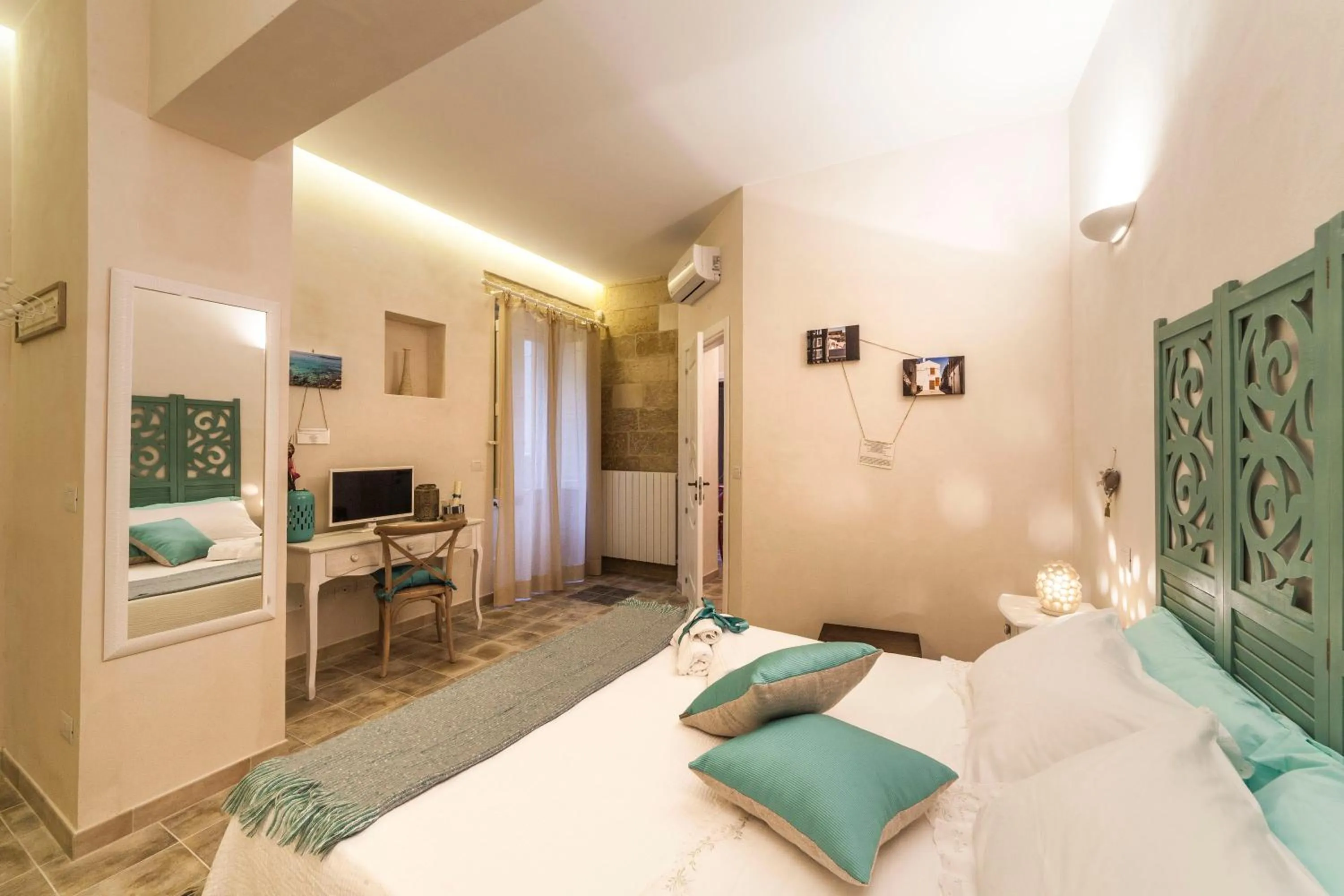 Photo of the whole room, Bed in La Luna In Cortile