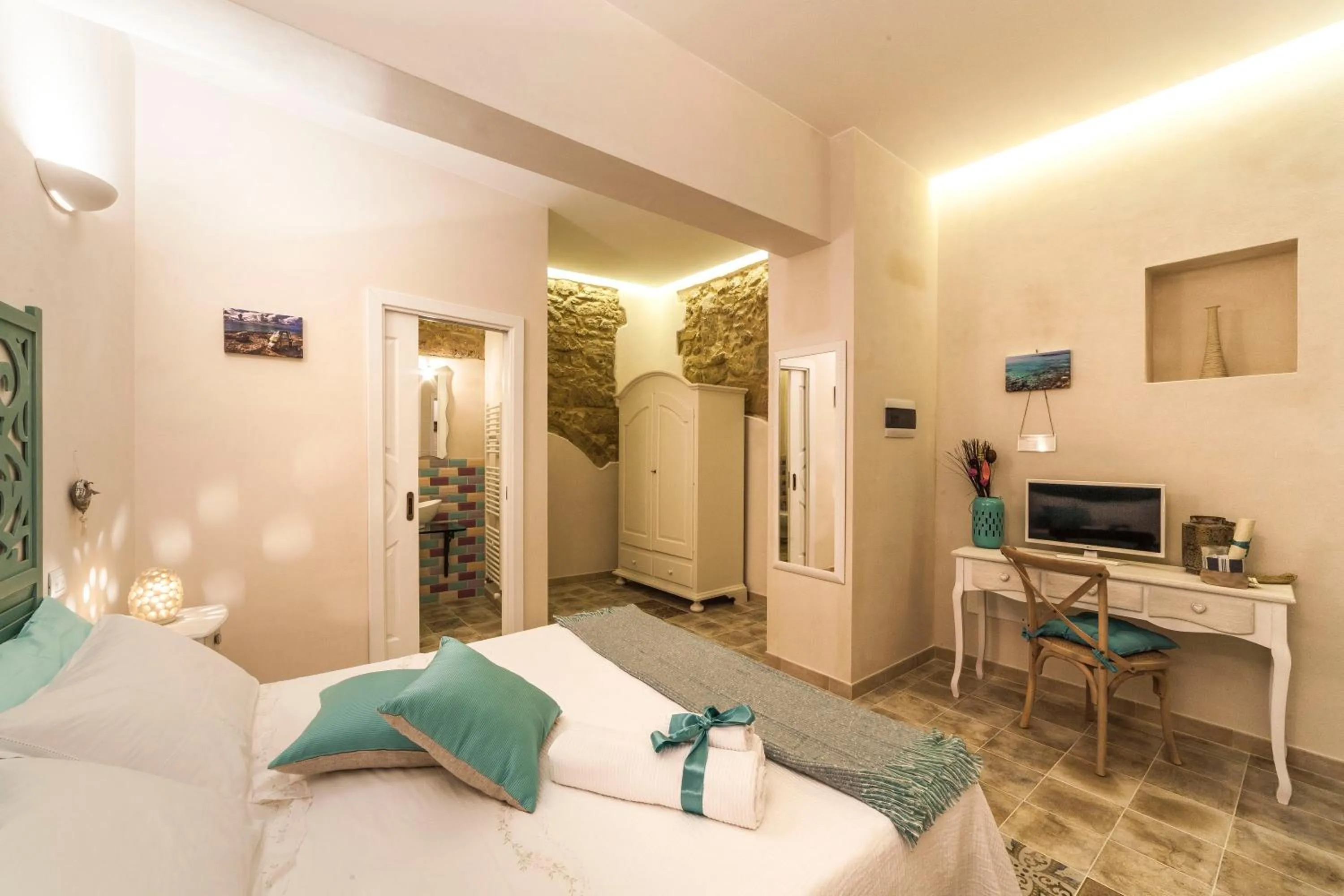 Photo of the whole room, Bed in La Luna In Cortile