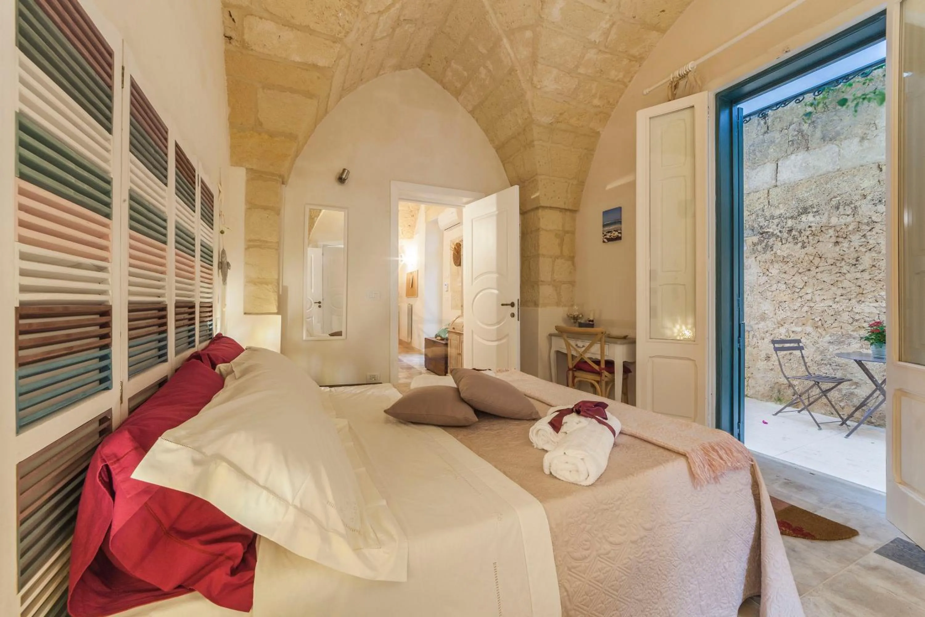 Photo of the whole room, Bed in La Luna In Cortile