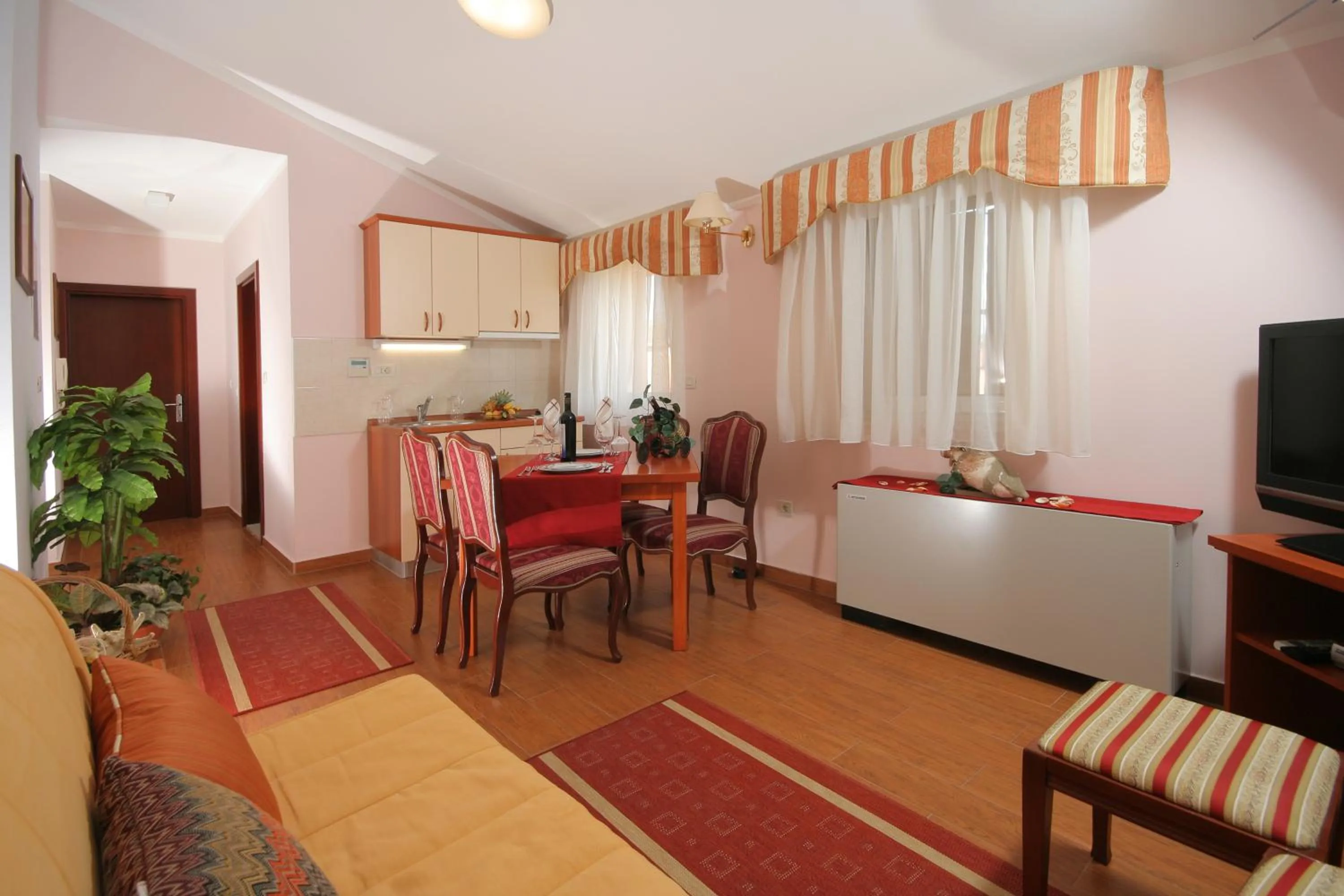 Photo of the whole room in Hotel Trogir