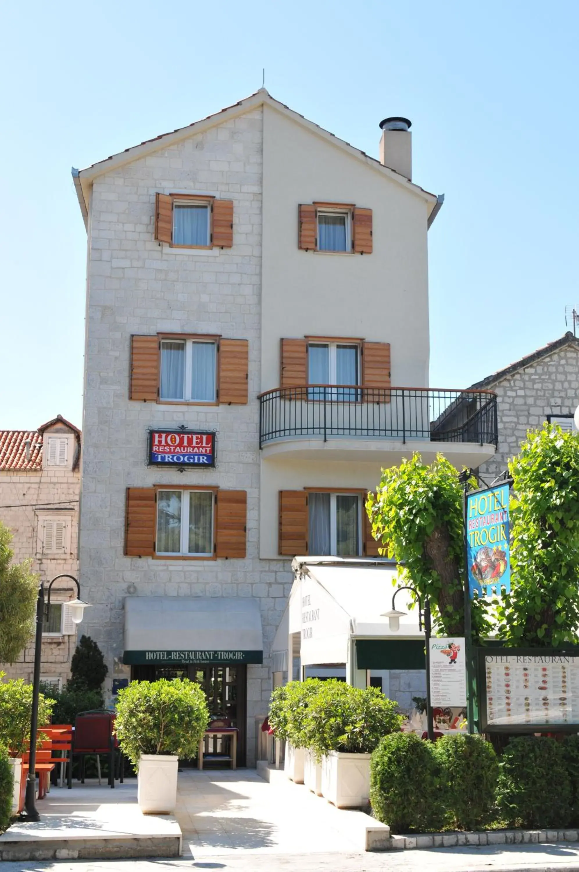Facade/entrance in Hotel Trogir Facade/entrance in Hotel Trogir
