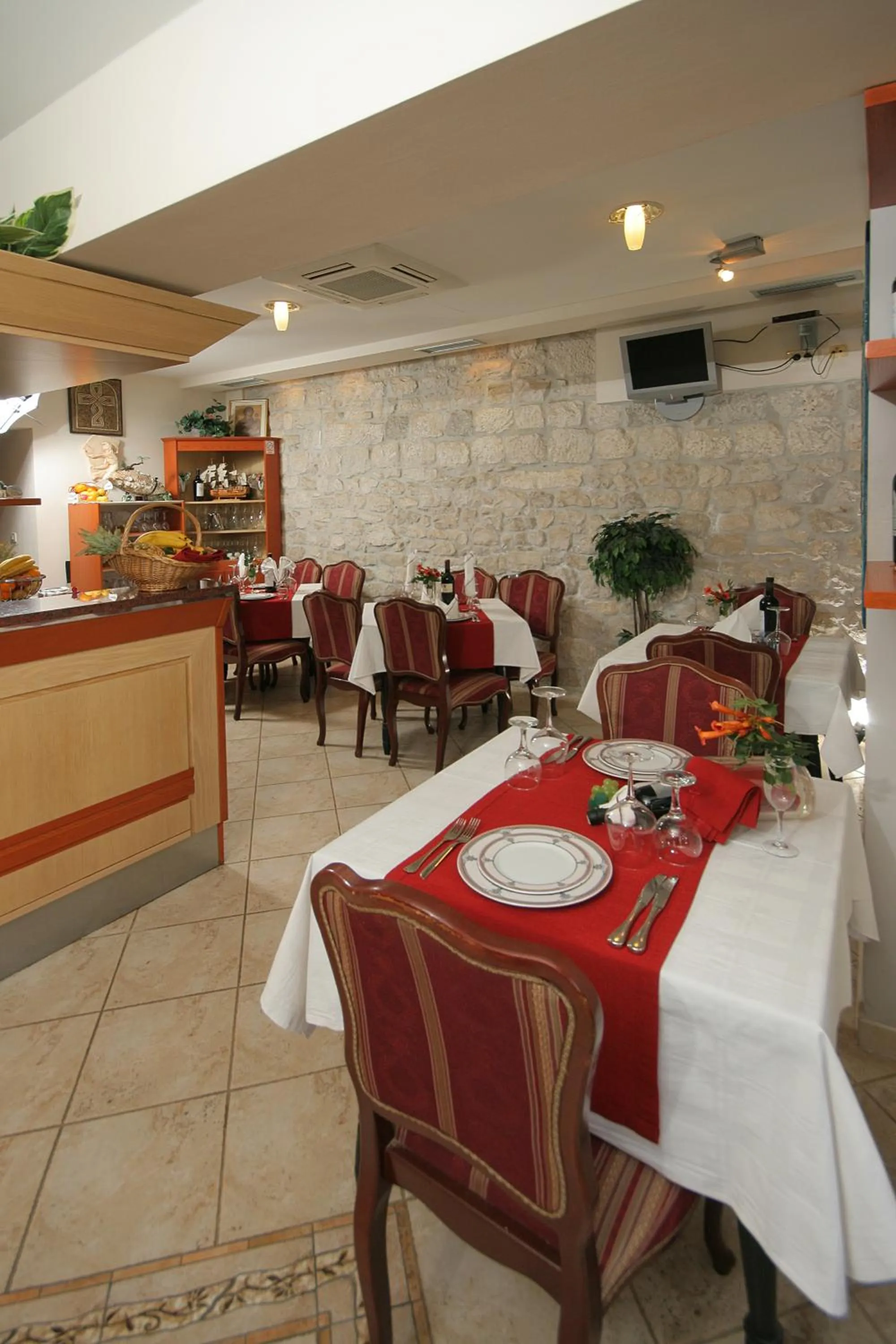 Restaurant/places to eat in Hotel Trogir