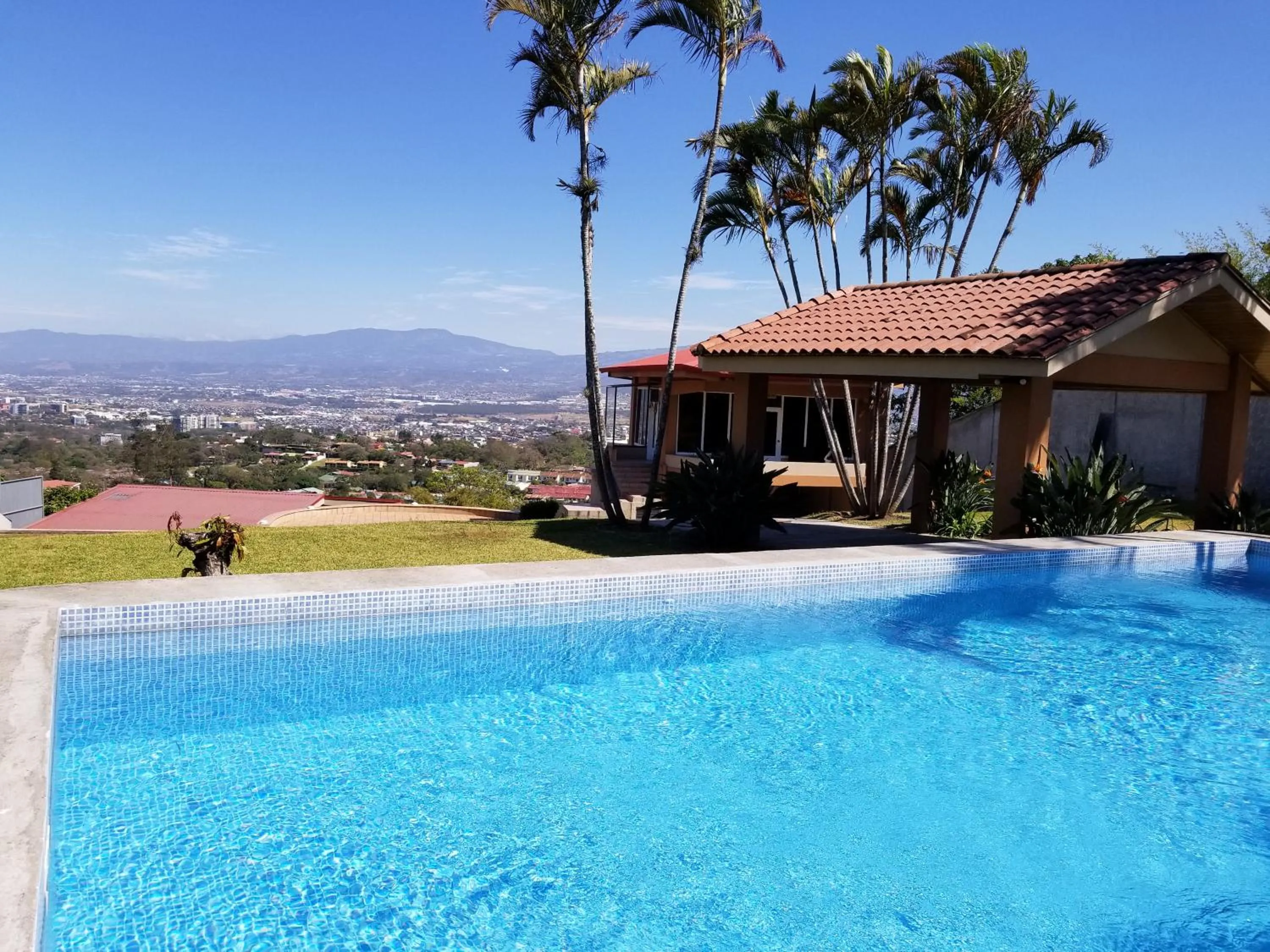 Swimming pool in Hotel Monte Campana Escazu