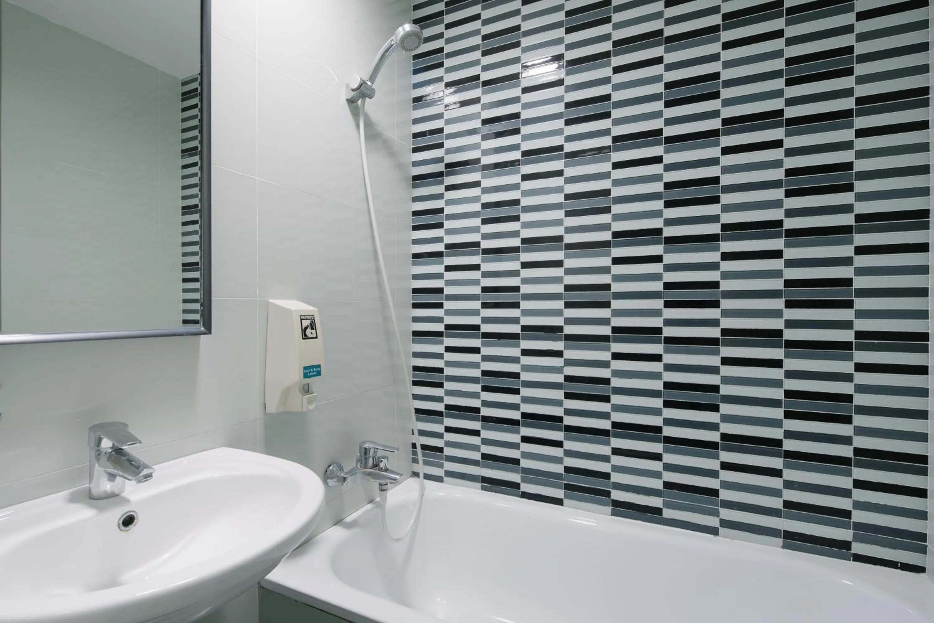 Toilet in Hotel 81 Changi