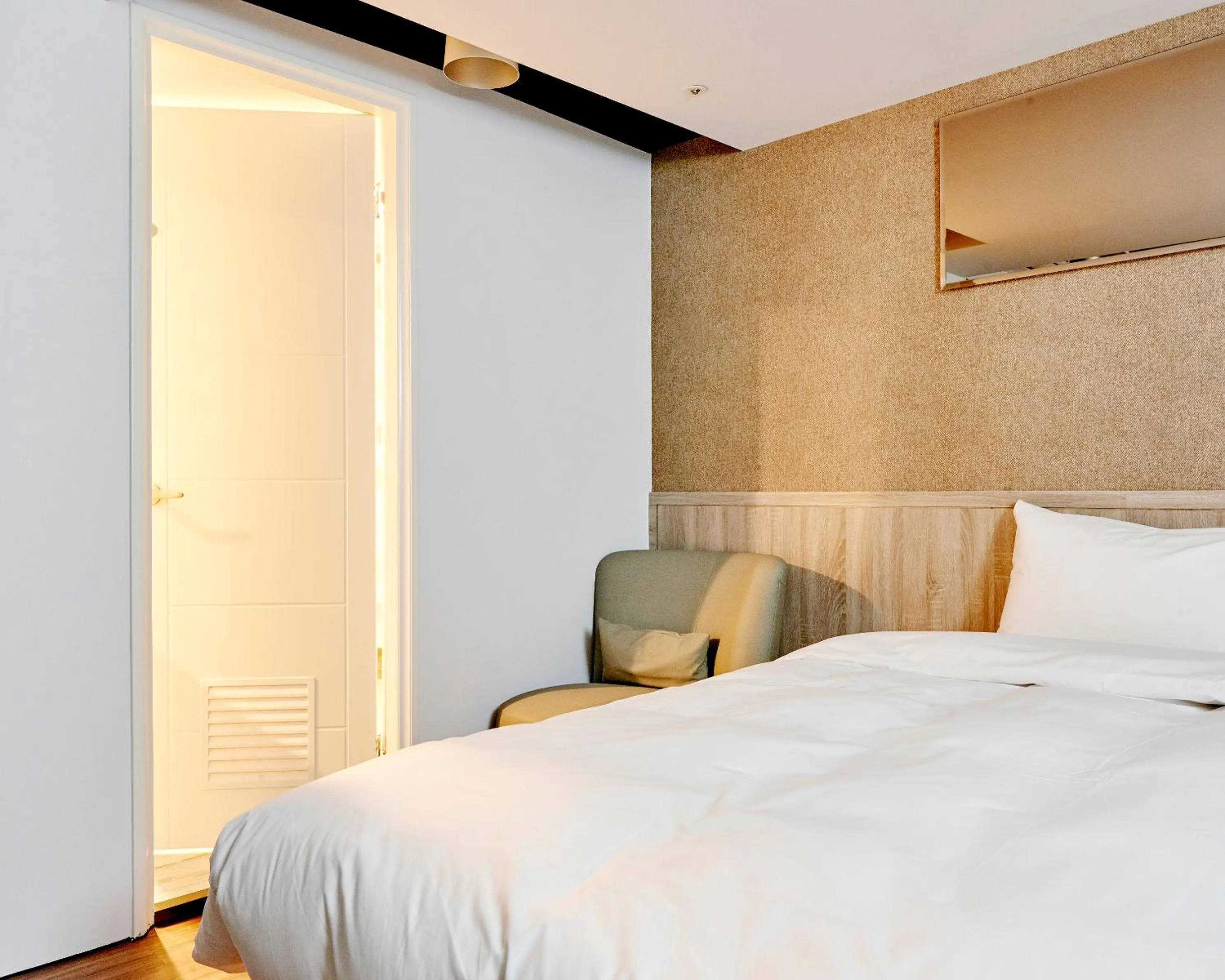 Photo of the whole room, Bed in Bon Hotel Taipei