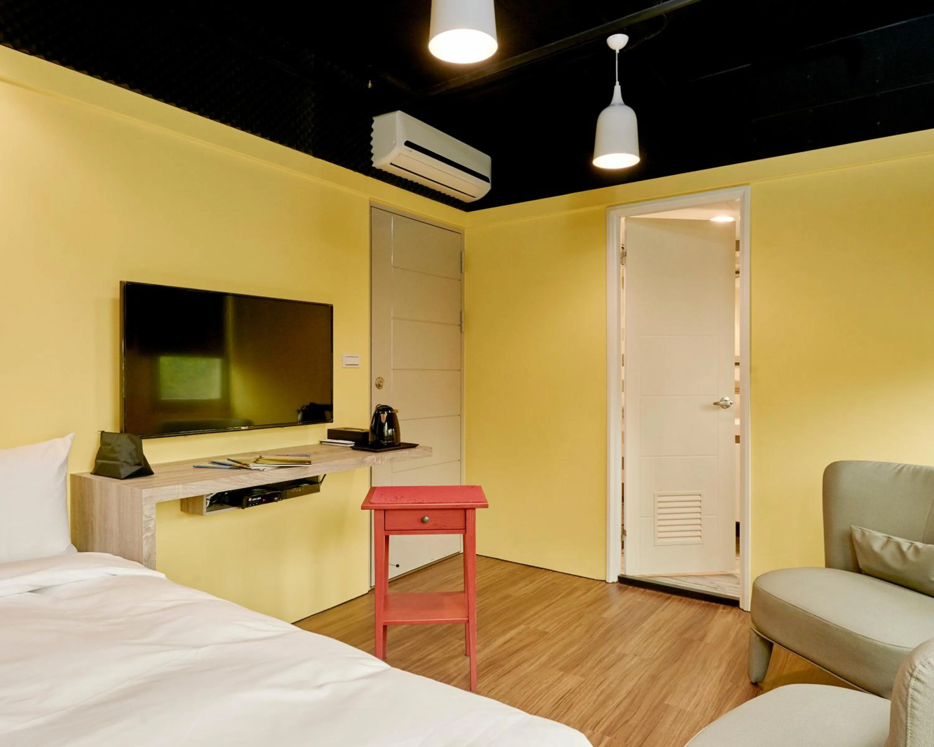 Photo of the whole room, Bed in Bon Hotel Taipei