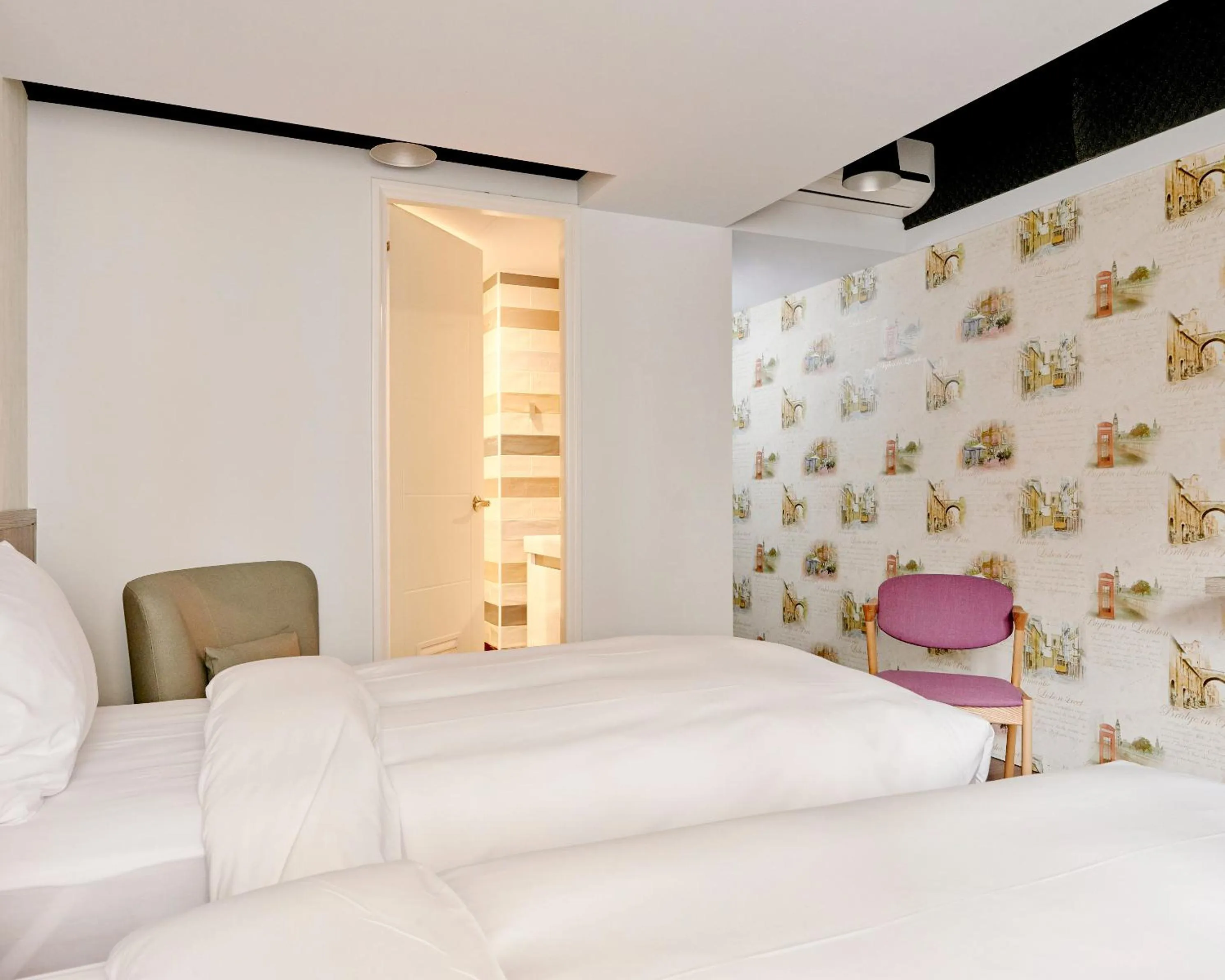 Photo of the whole room, Bed in Bon Hotel Taipei