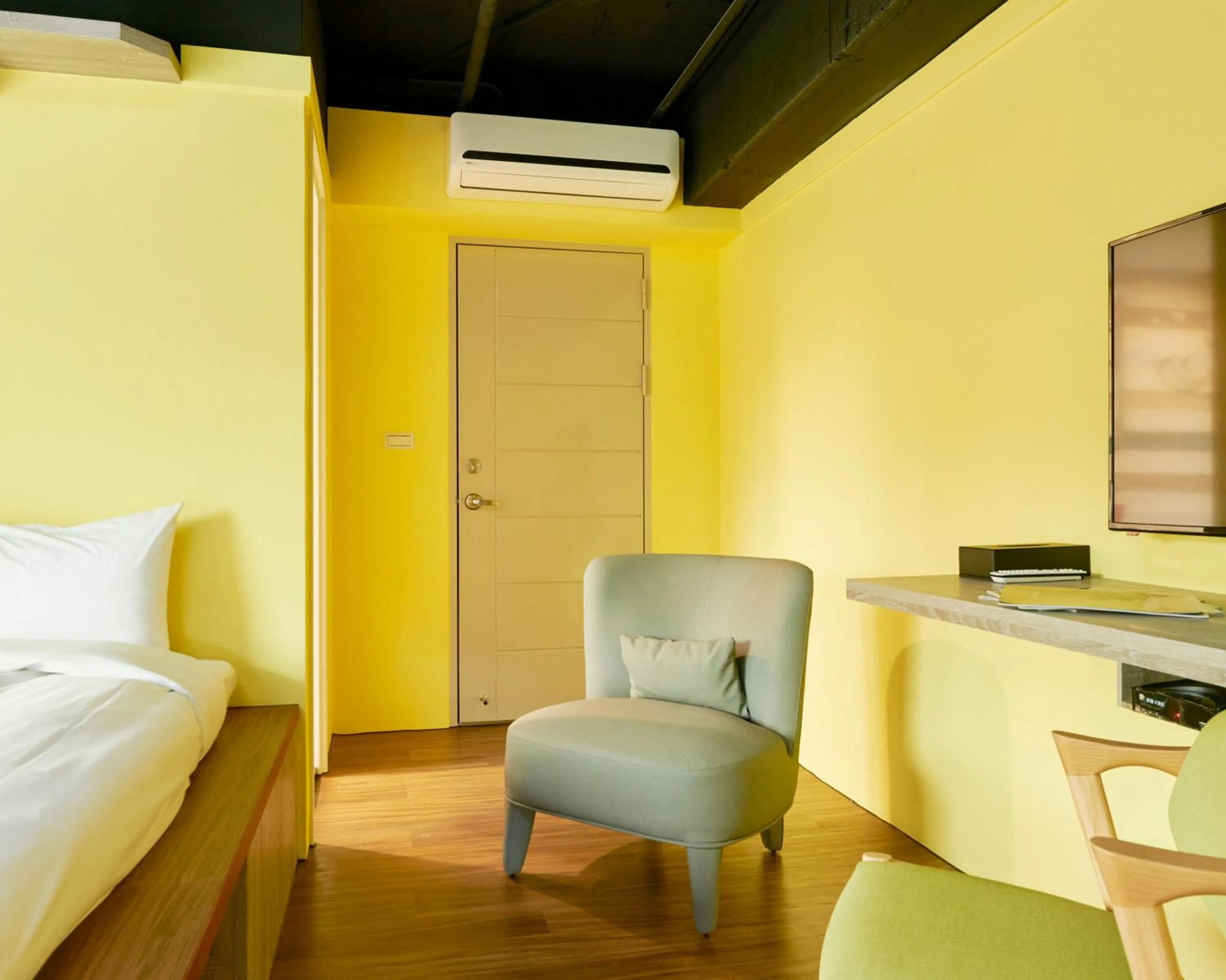 Photo of the whole room, Bed in Bon Hotel Taipei