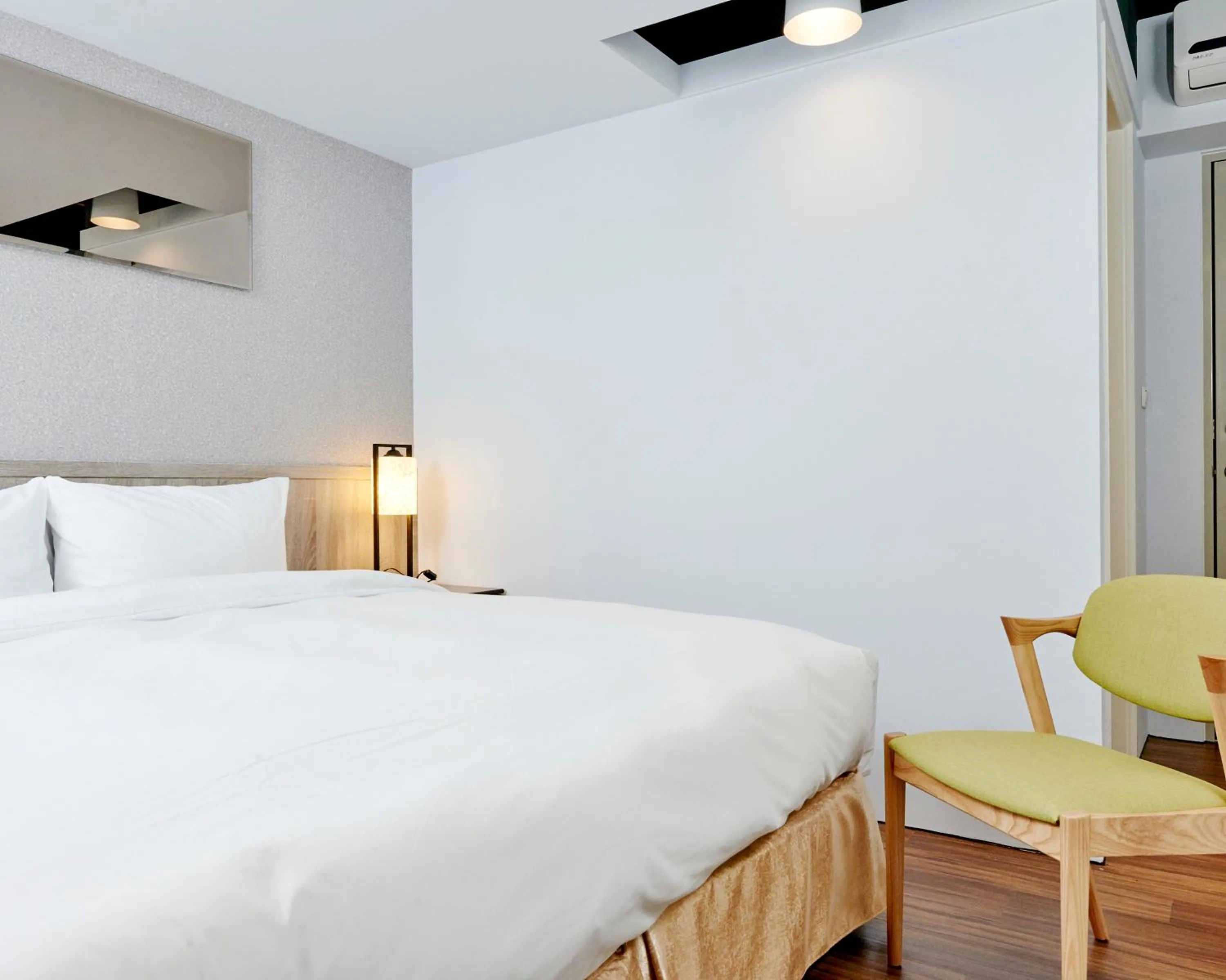 Photo of the whole room, Bed in Bon Hotel Taipei