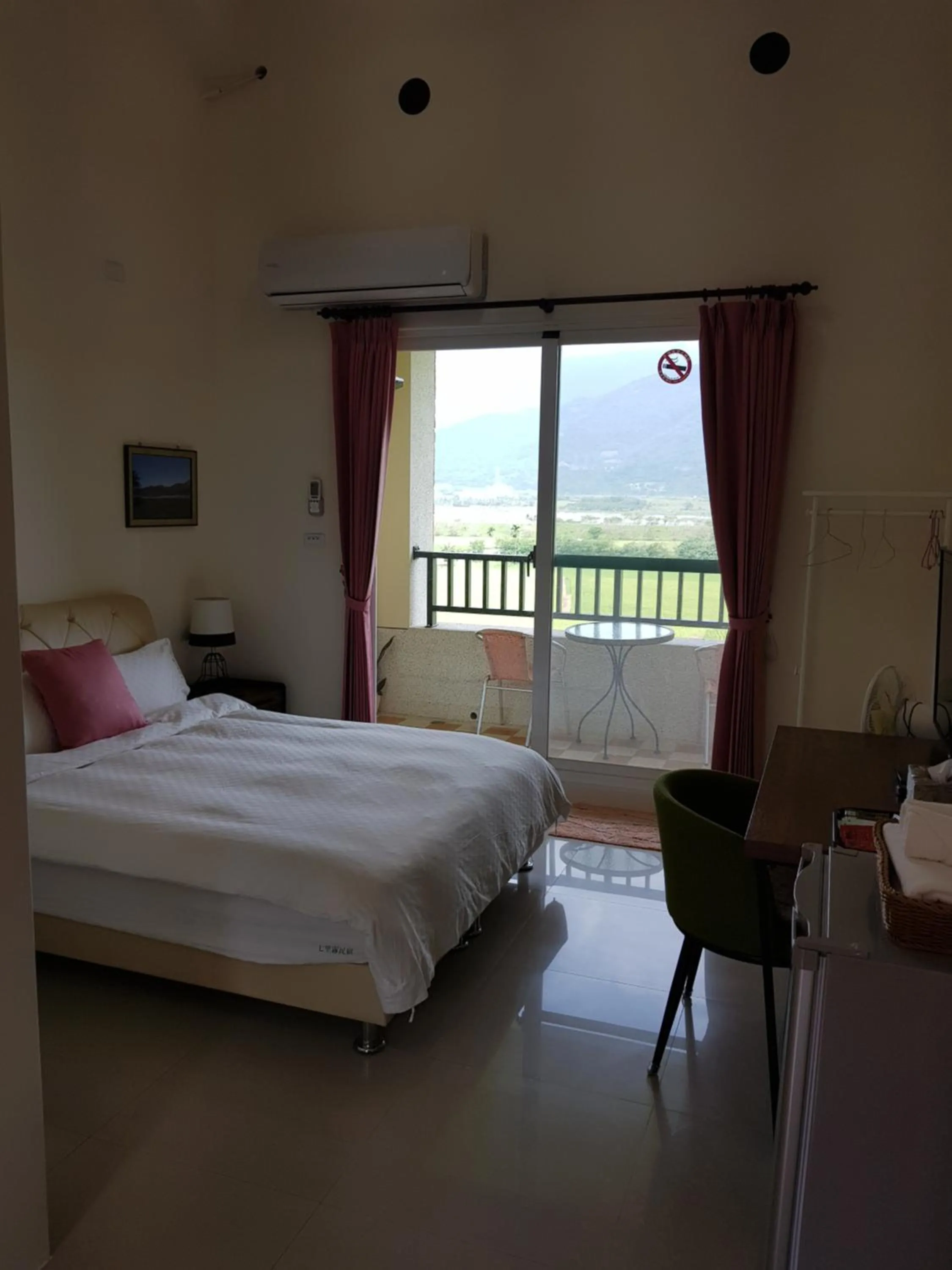 Queen Room with Balcony - single occupancy in 7 Milefog B&B