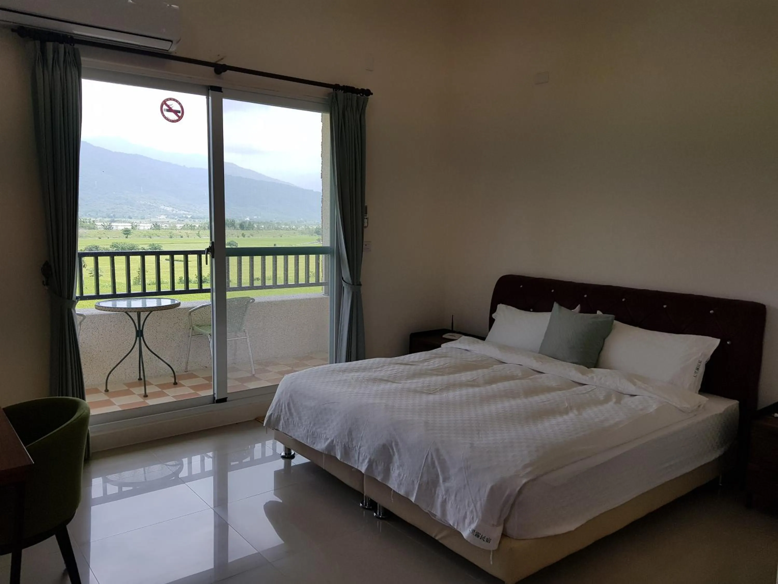 Deluxe Double Room with Balcony in 7 Milefog B&B