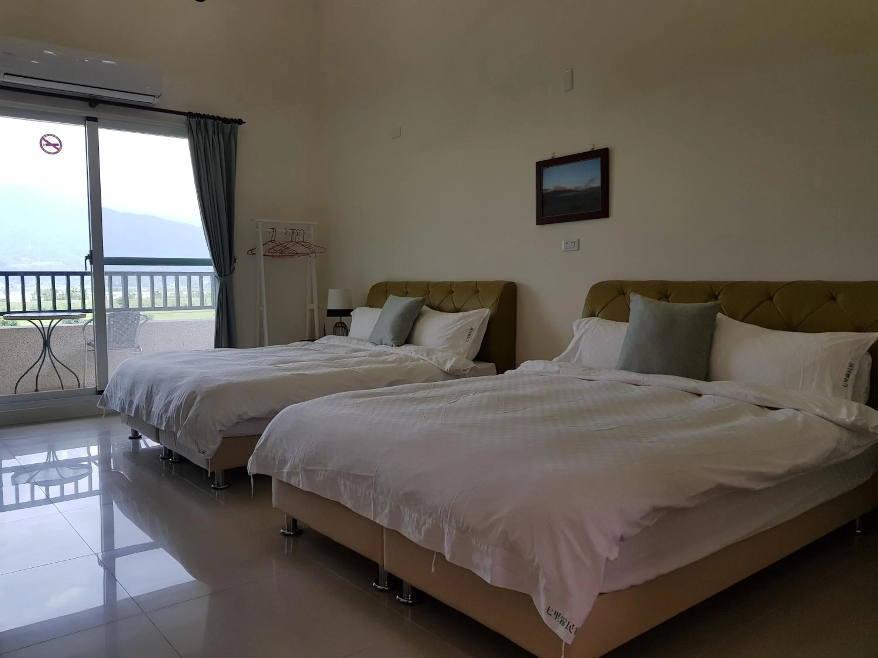 Deluxe Queen Room with Two Queen Beds in 7 Milefog B&B