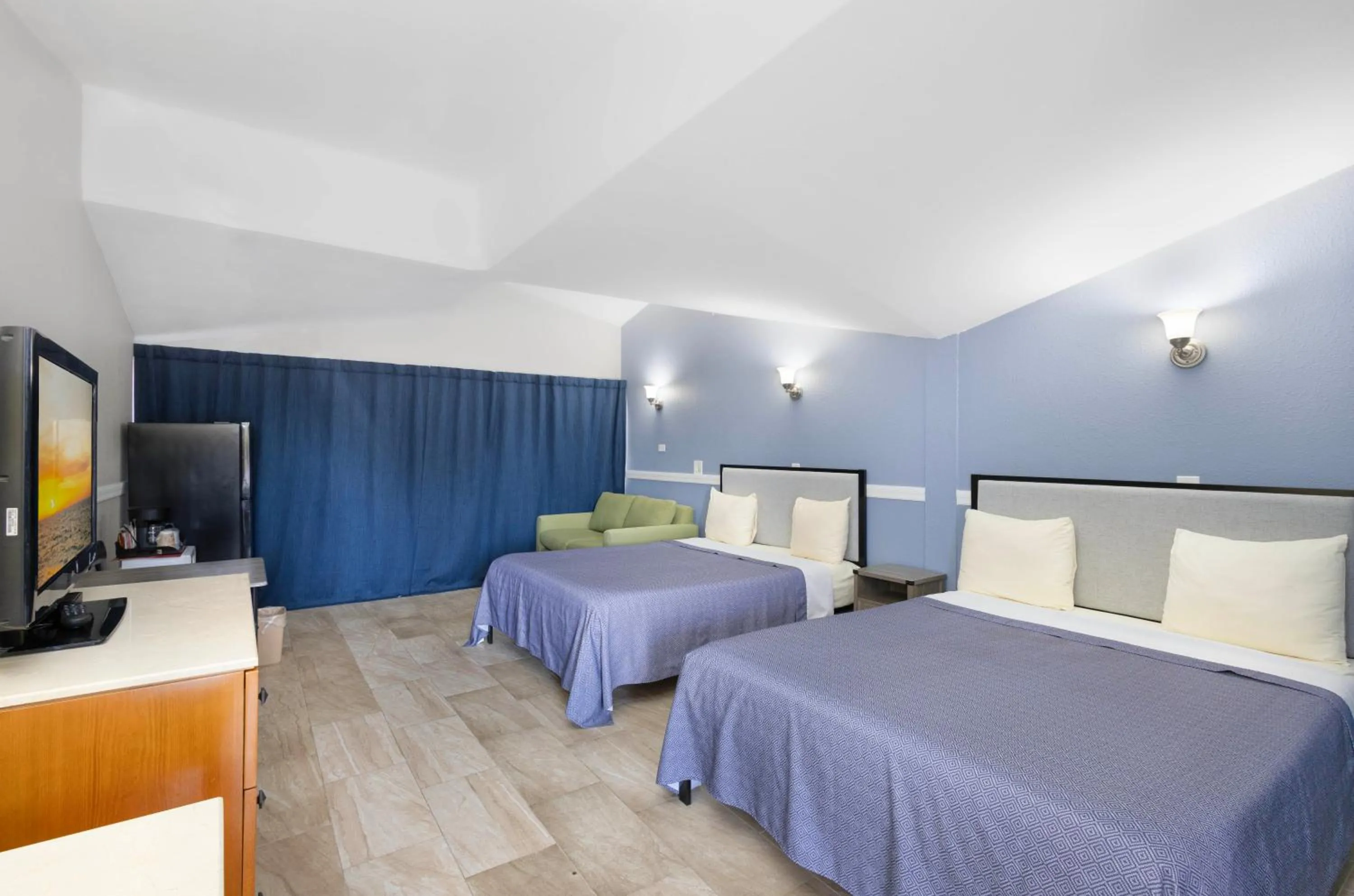 Bed in Warm Mineral Springs Motel