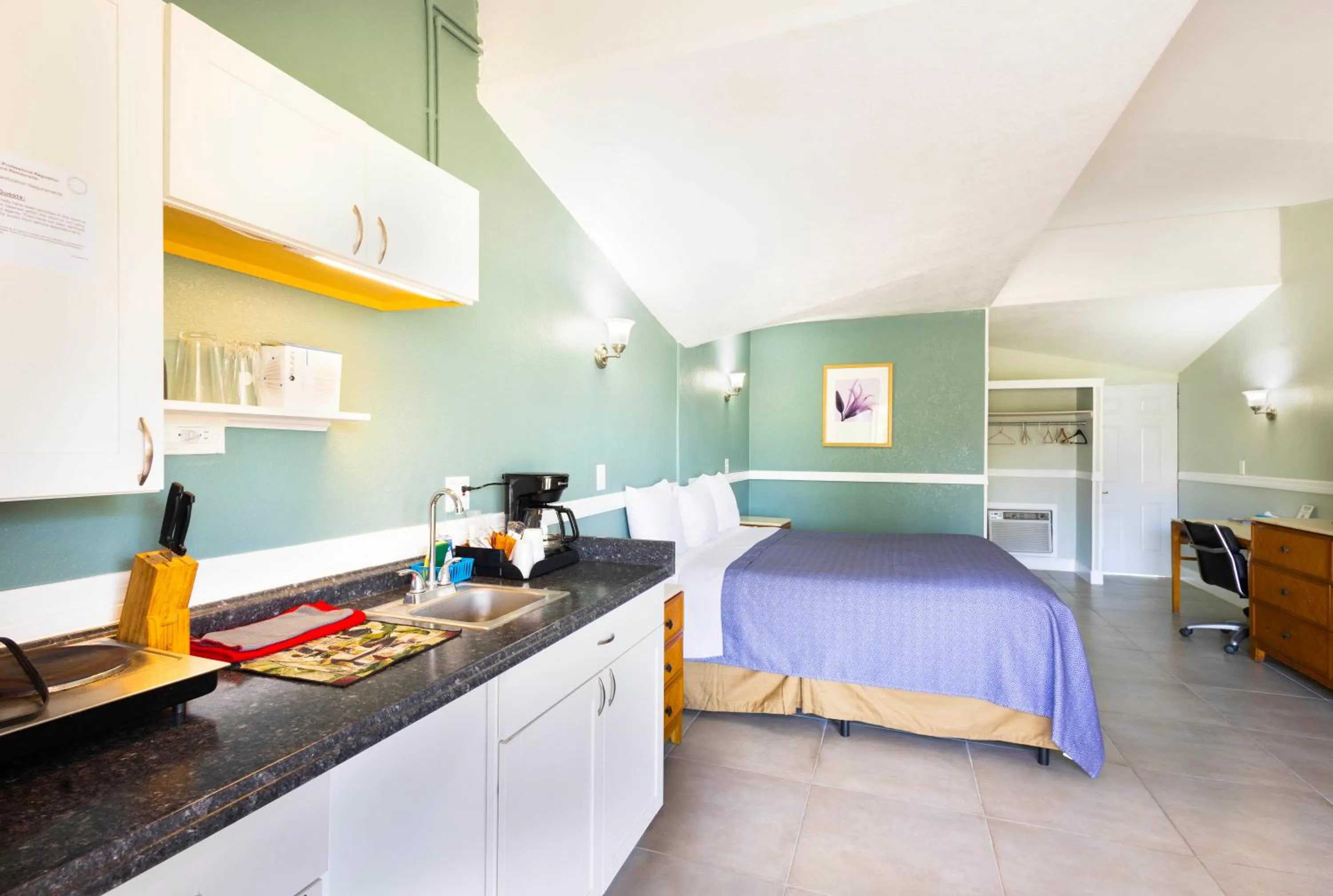 Bed in Warm Mineral Springs Motel