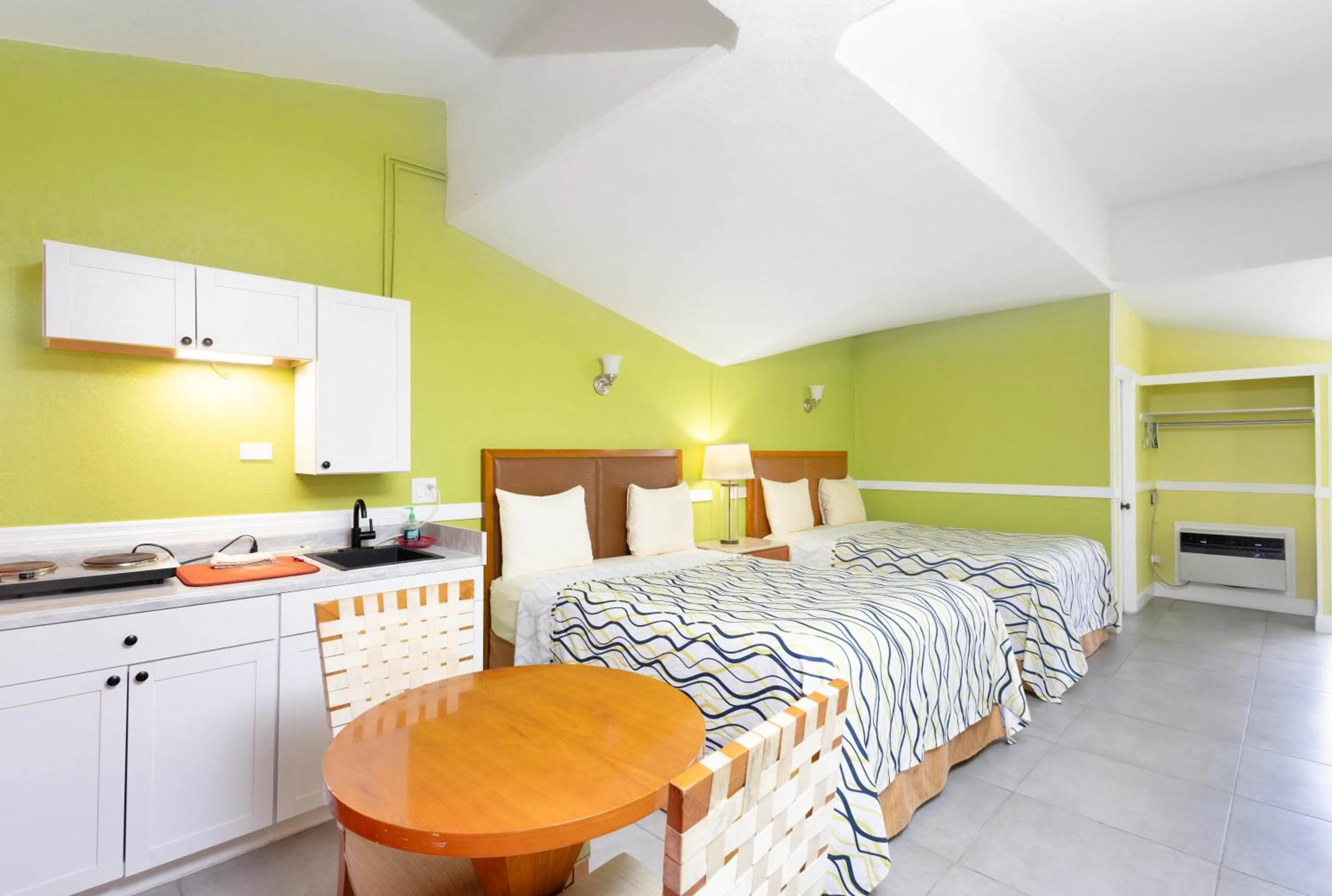 Bed in Warm Mineral Springs Motel