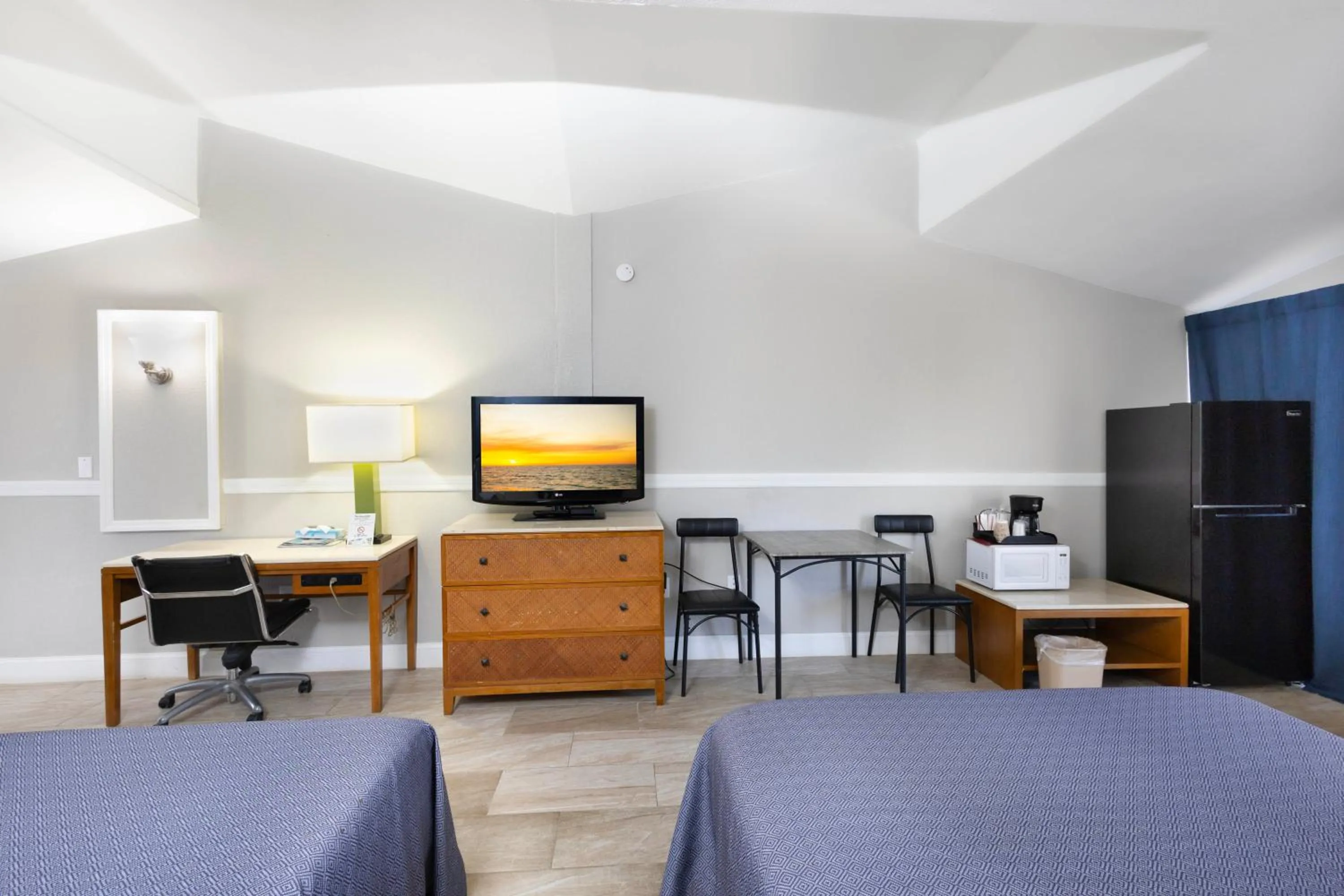 Bed in Warm Mineral Springs Motel