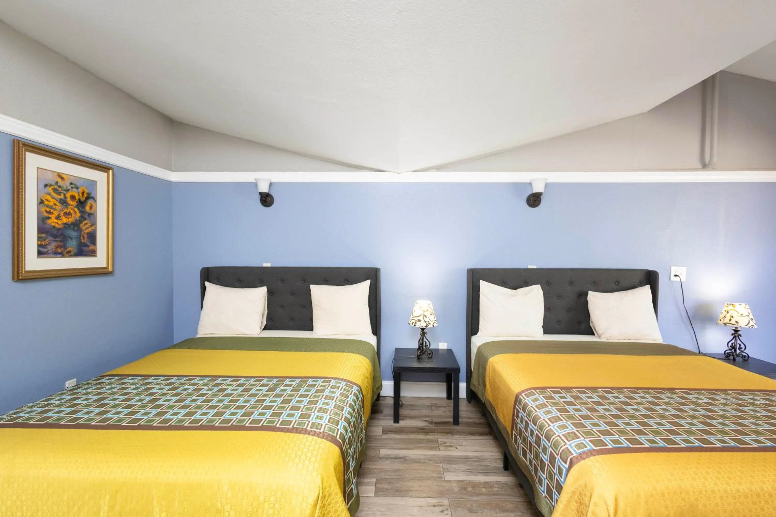 Bed in Warm Mineral Springs Motel