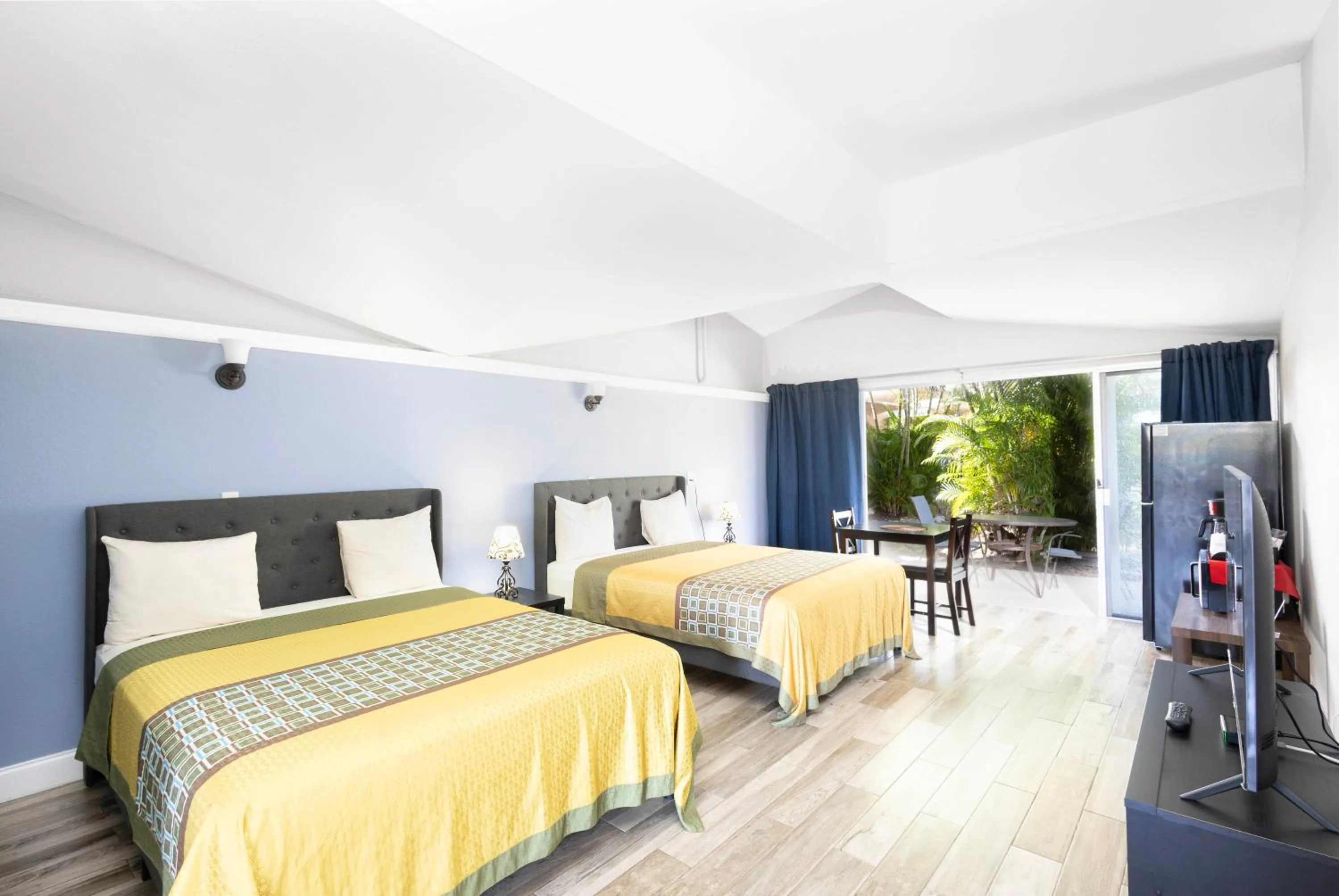 Bed in Warm Mineral Springs Motel